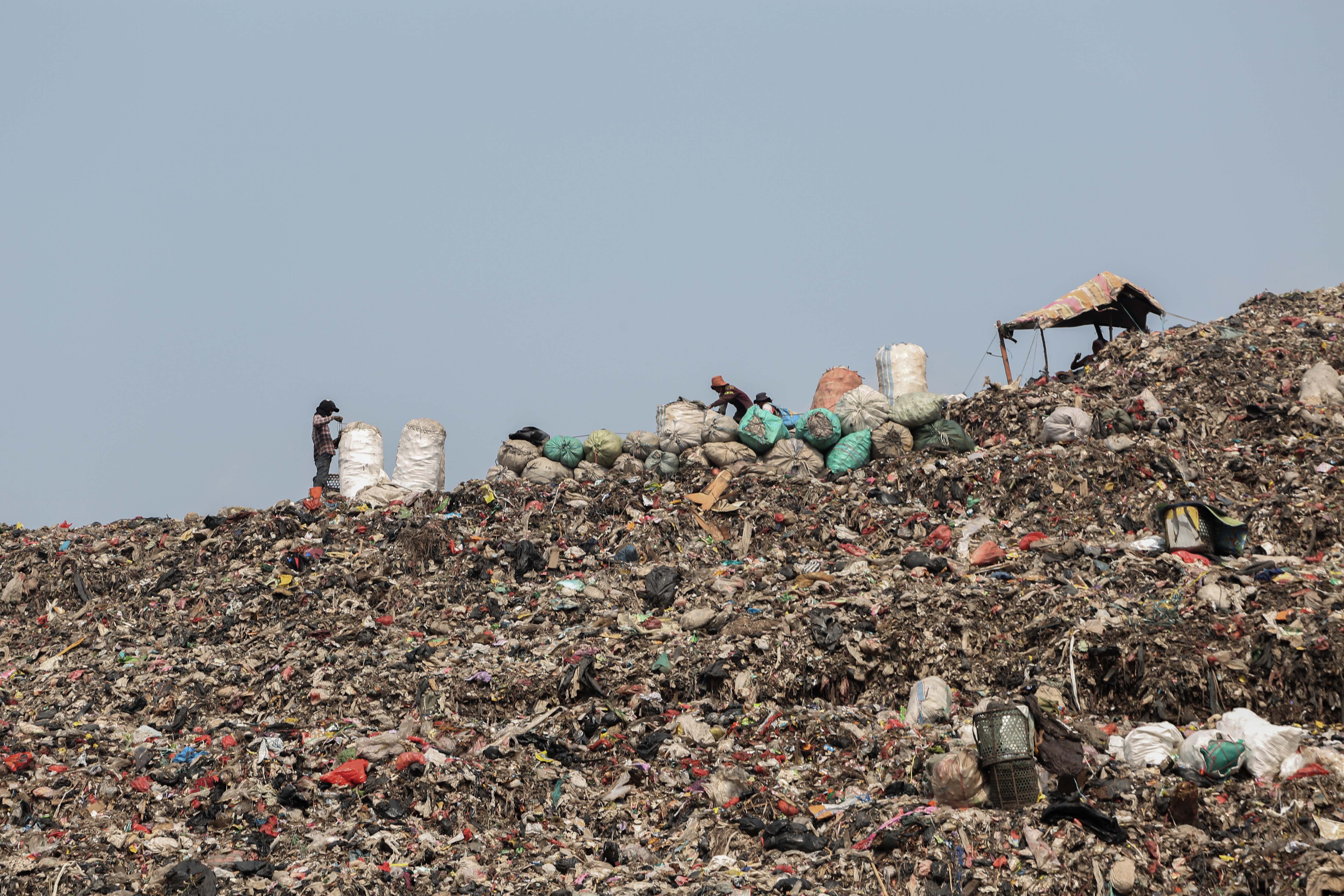 Pemulung mencari barang bekas di Tempat Pembuangan Sampah Terpadu (TPST) Bantargebang, Cikiwul, Bekasi, Jawa Barat, Selasa (12/5/2026). Kementerian Lingkungan Hidup menyatakan TPST Bantargebang hanya akan menerima sampah residu mulai 1 Agustus 2026 yang bertujuanuntuk mengajak masyarakat dalam membiasakan pemilahan sampah sejak dari rumah.\r\n