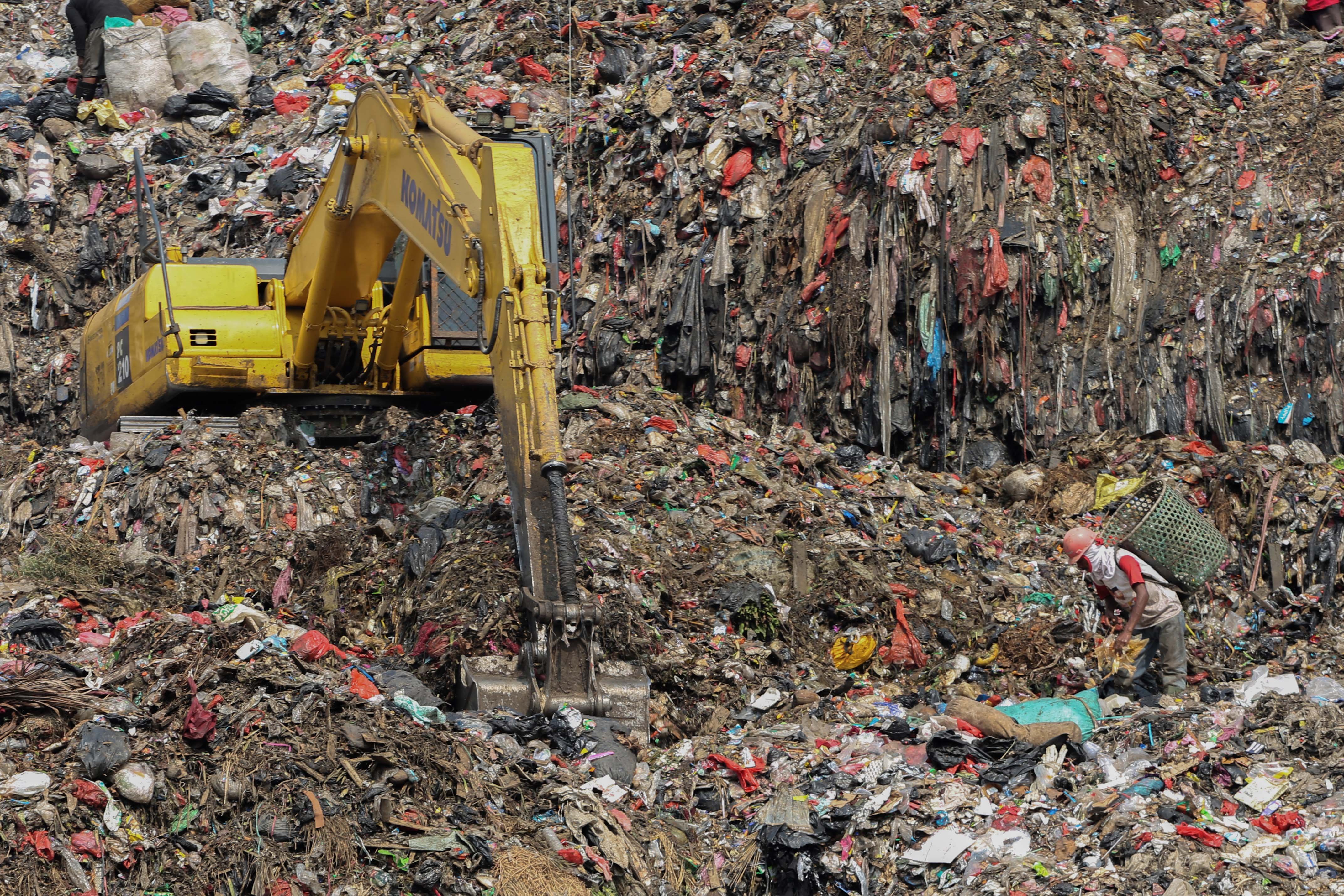 Pemulung mencari barang bekas di Tempat Pembuangan Sampah Terpadu (TPST) Bantargebang, Cikiwul, Bekasi, Jawa Barat, Selasa (12/5/2026). Kementerian Lingkungan Hidup menyatakan TPST Bantargebang hanya akan menerima sampah residu mulai 1 Agustus 2026 yang bertujuan untuk mengajak masyarakat dalam membiasakan pemilahan sampah sejak dari rumah.