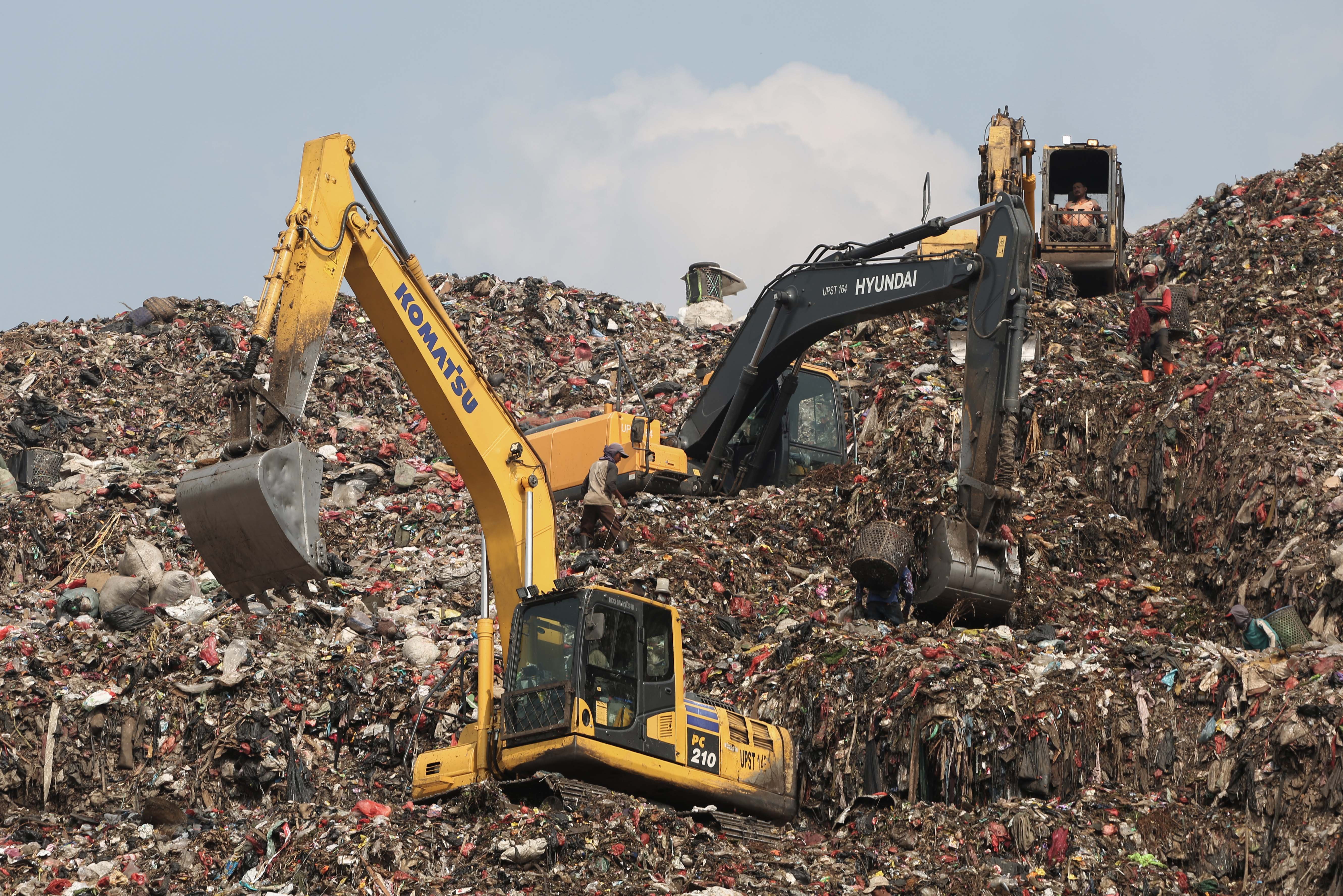 Alat berat eskavator memindahkan sampah di Tempat Pembuangan Sampah Terpadu (TPST) Bantargebang, Cikiwul, Bekasi, Jawa Barat, Selasa (12/5/2026). Kementerian Lingkungan Hidup menyatakan TPST Bantargebang hanya akan menerima sampah residu mulai 1 Agustus 2026 yang bertujuan untuk mengajak masyarakat dalam membiasakan pemilahan sampah sejak dari rumah.