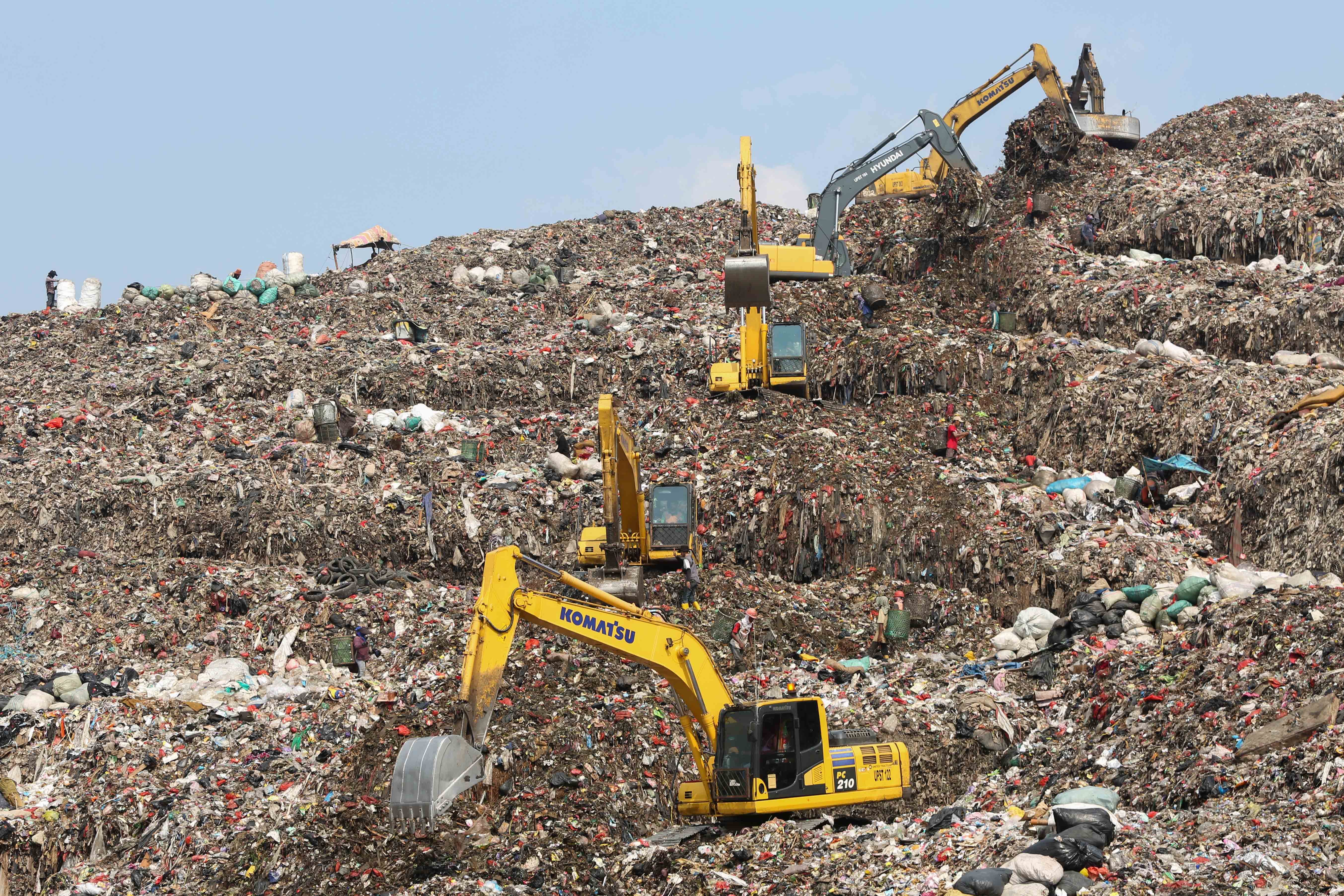 Alat berat eskavator memindahkan sampah di Tempat Pembuangan Sampah Terpadu (TPST) Bantargebang, Cikiwul, Bekasi, Jawa Barat, Selasa (12/5/2026). Kementerian Lingkungan Hidup menyatakan TPST Bantargebang hanya akan menerima sampah residu mulai 1 Agustus 2026 yang bertujuan untuk mengajak masyarakat dalam membiasakan pemilahan sampah sejak dari rumah.