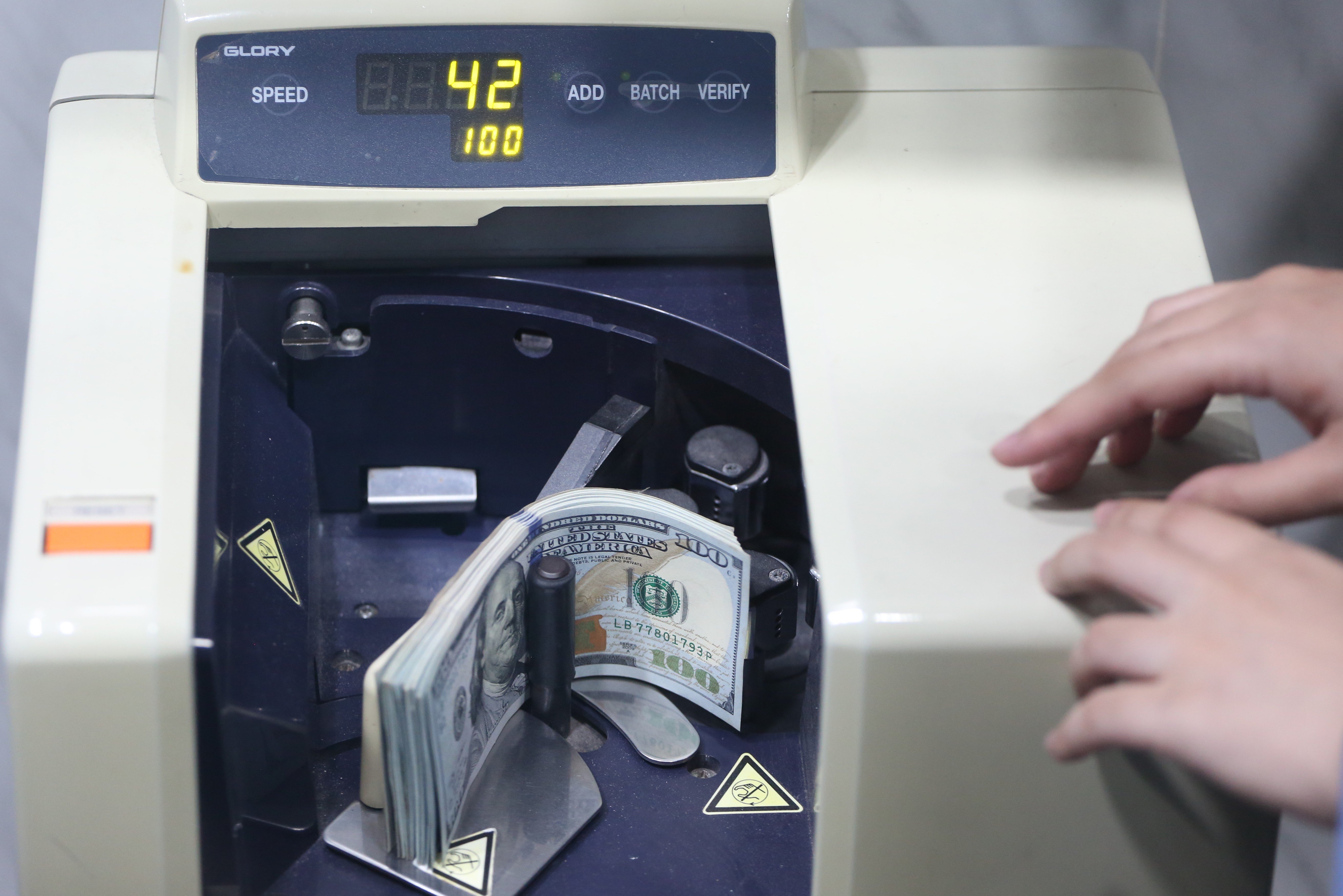 Petugas menghitung pecahan mata uang dolar Amerika Serikat (AS) di gerai penukaran uang asing di Jakarta, Rabu (18/5/2026). Nilai tukar rupiah rupiah terhadap dolar AS ditutup melemah Rp 17.668 pada perdagangan hari ini dari sebelumnya Rp 17.597 per dolar AS.