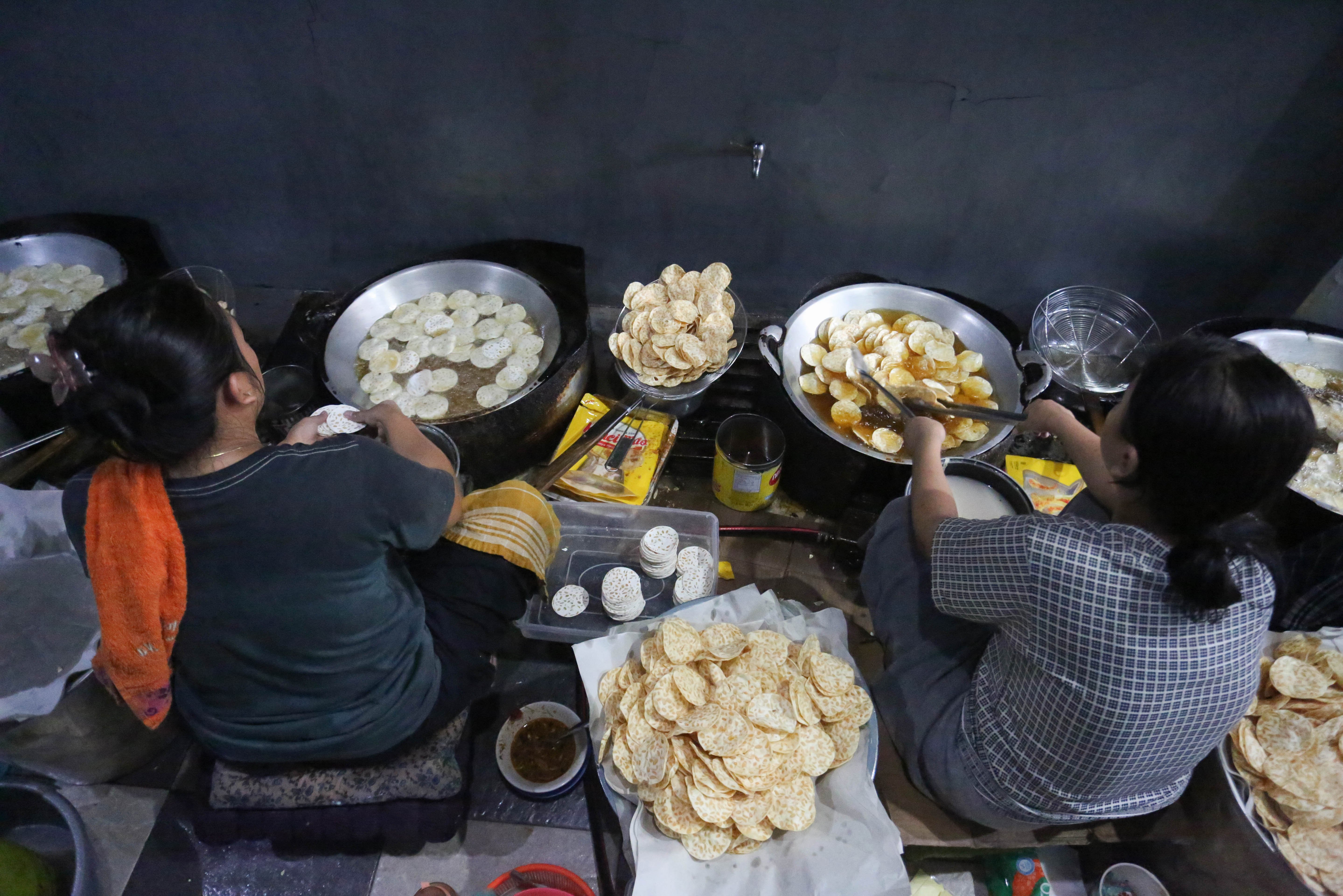 Pekerja menyelesaikan pembuatan keripik tempe di usaha rumahan di kawasan Kramat Pela, Kebayoran Baru, Jakarta Selatan, Selasa (19/5/2026). Martinah (61) selaku pemilik usaha ini mengungkapkan harga bahan baku kedelai yang melonjak akibat melemahnya nilai tukar rupiah membuat harga produk keripik tempe di tempatnya ikut naik Rp 5.000 dari sebelumnya Rp 75 ribu per kilogram (kg) menjadi Rp 80 ribu per kg.