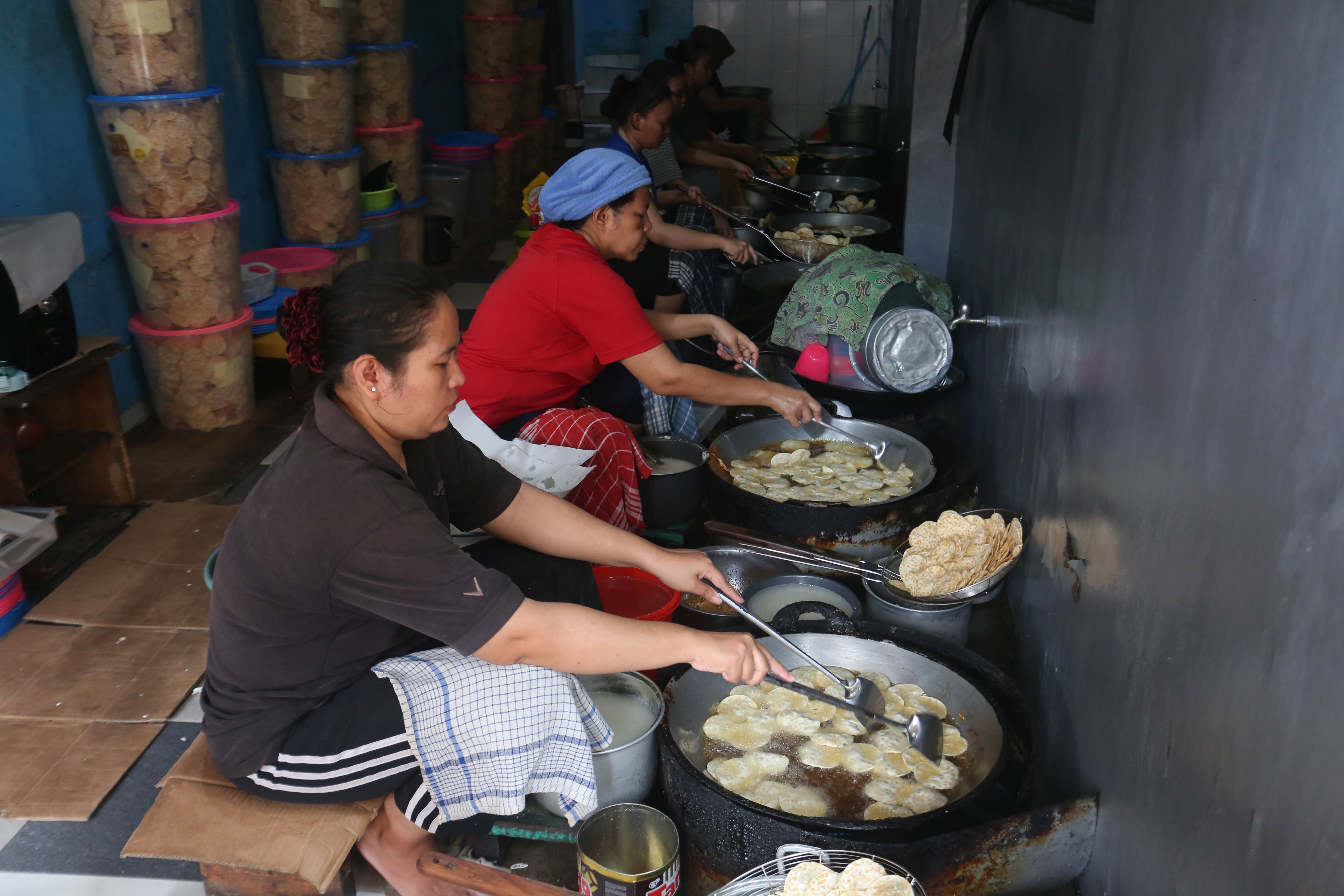 Pekerja menyelesaikan pembuatan keripik tempe di usaha rumahan di kawasan Kramat Pela, Kebayoran Baru, Jakarta Selatan, Selasa (19/5/2026). Martinah (61) selaku pemilik usaha ini mengungkapkan harga bahan baku kedelai yang melonjak akibat melemahnya nilai tukar rupiah membuat harga produk keripik tempe di tempatnya ikut naik Rp 5.000 dari sebelumnya Rp 75 ribu per kilogram (kg) menjadi Rp 80 ribu per kg.
