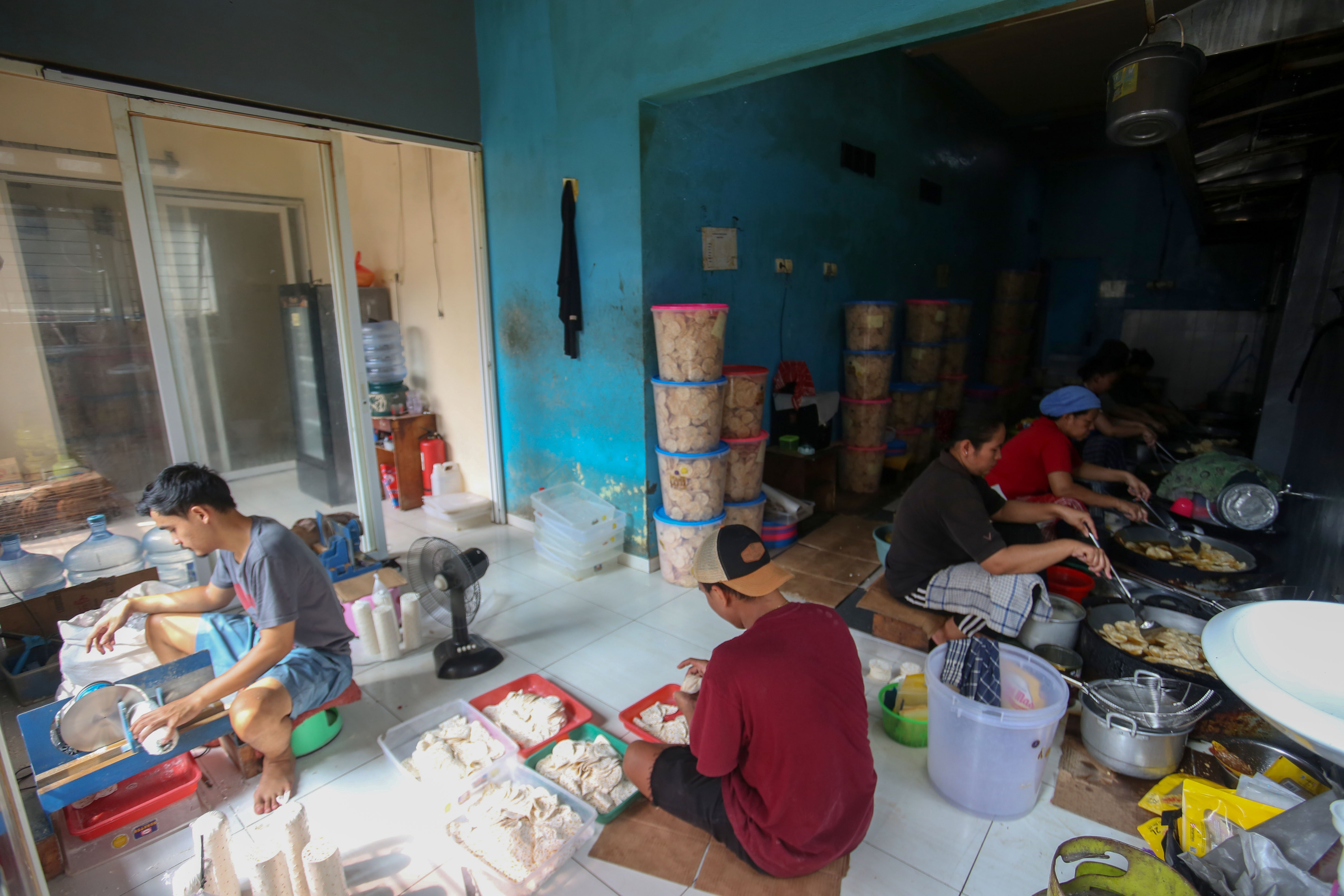 Suasana pembuatan keripik tempe di usaha rumahan di kawasan Kramat Pela, Kebayoran Baru, Jakarta Selatan, Selasa (19/5/2026). Martinah (61) selaku pemilik usaha ini mengungkapkan harga bahan baku kedelai yang melonjak akibat melemahnya nilai tukar rupiah membuat harga produk keripik tempe di tempatnya ikut naik Rp 5.000 dari sebelumnya Rp 75 ribu per kilogram (kg) menjadi Rp 80 ribu per kg.