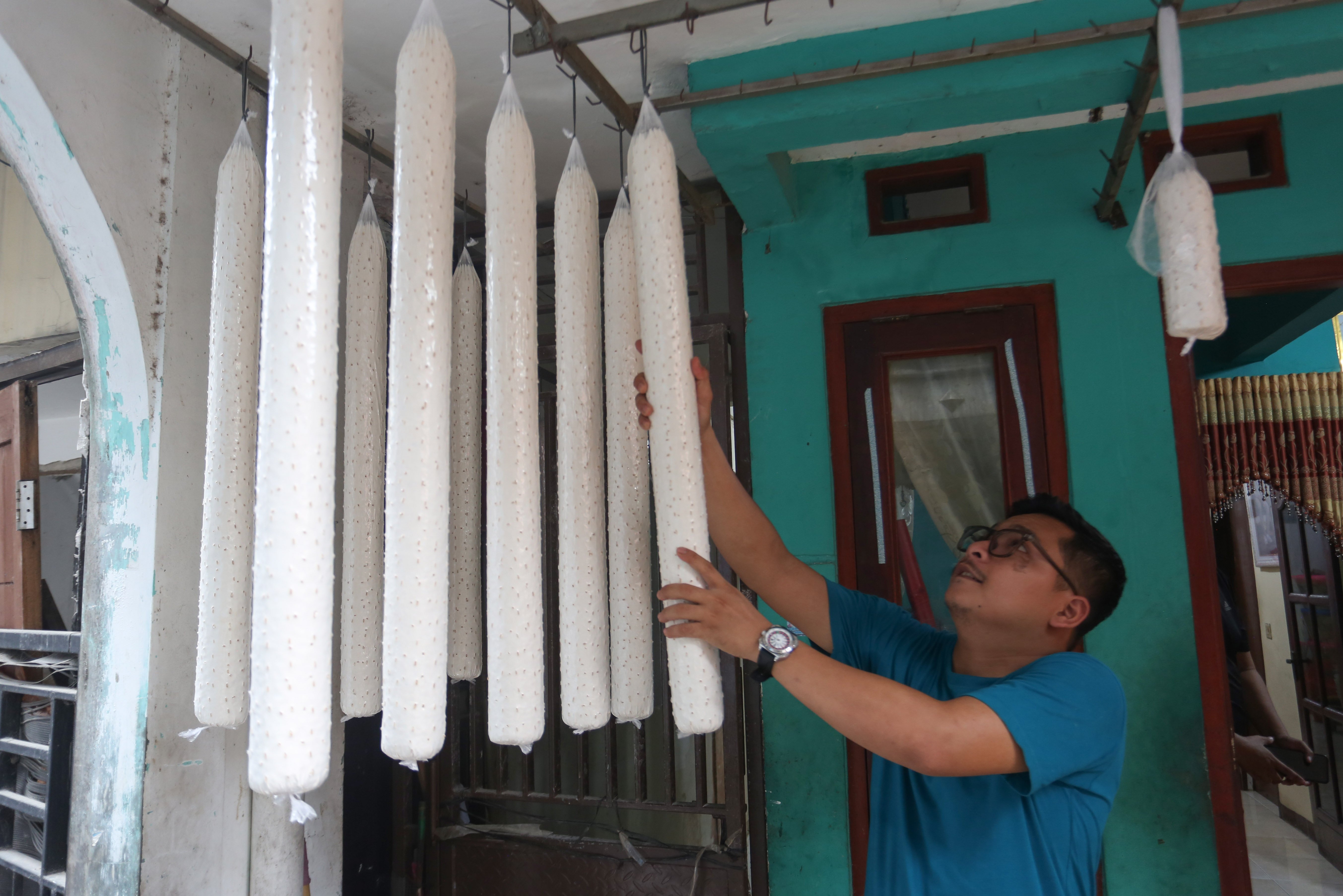 Pekerja menyiapkan tempe untuk bahan baku keripik tempe di usaha rumahan di kawasan Kramat Pela, Kebayoran Baru, Jakarta Selatan, Selasa (19/5/2026). Martinah (61) selaku pemilik usaha ini mengungkapkan harga bahan baku kedelai yang melonjak akibat melemahnya nilai tukar rupiah membuat harga produk keripik tempe di tempatnya ikut naik Rp 5.000 dari sebelumnya Rp 75 ribu per kilogram (kg) menjadi Rp 80 ribu per kg.