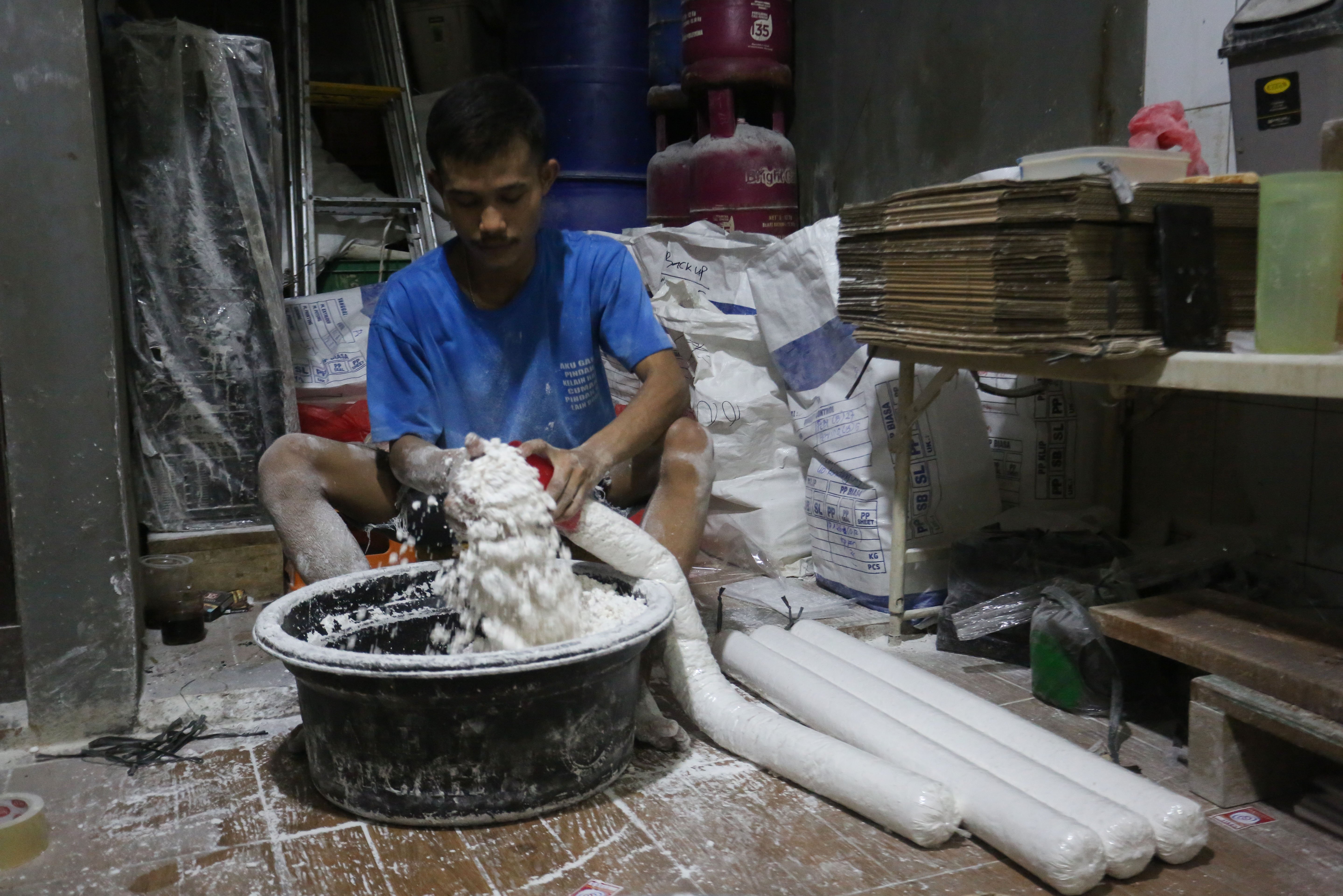 Pekerja mengemas tempe untuk bahan baku keripik tempe di usaha rumahan di kawasan Kramat Pela, Kebayoran Baru, Jakarta Selatan, Selasa (19/5/2026). Martinah (61) selaku pemilik usaha ini mengungkapkan harga bahan baku kedelai yang melonjak akibat melemahnya nilai tukar rupiah membuat harga produk keripik tempe di tempatnya ikut naik Rp 5.000 dari sebelumnya Rp 75 ribu per kilogram (kg) menjadi Rp 80 ribu per kg.