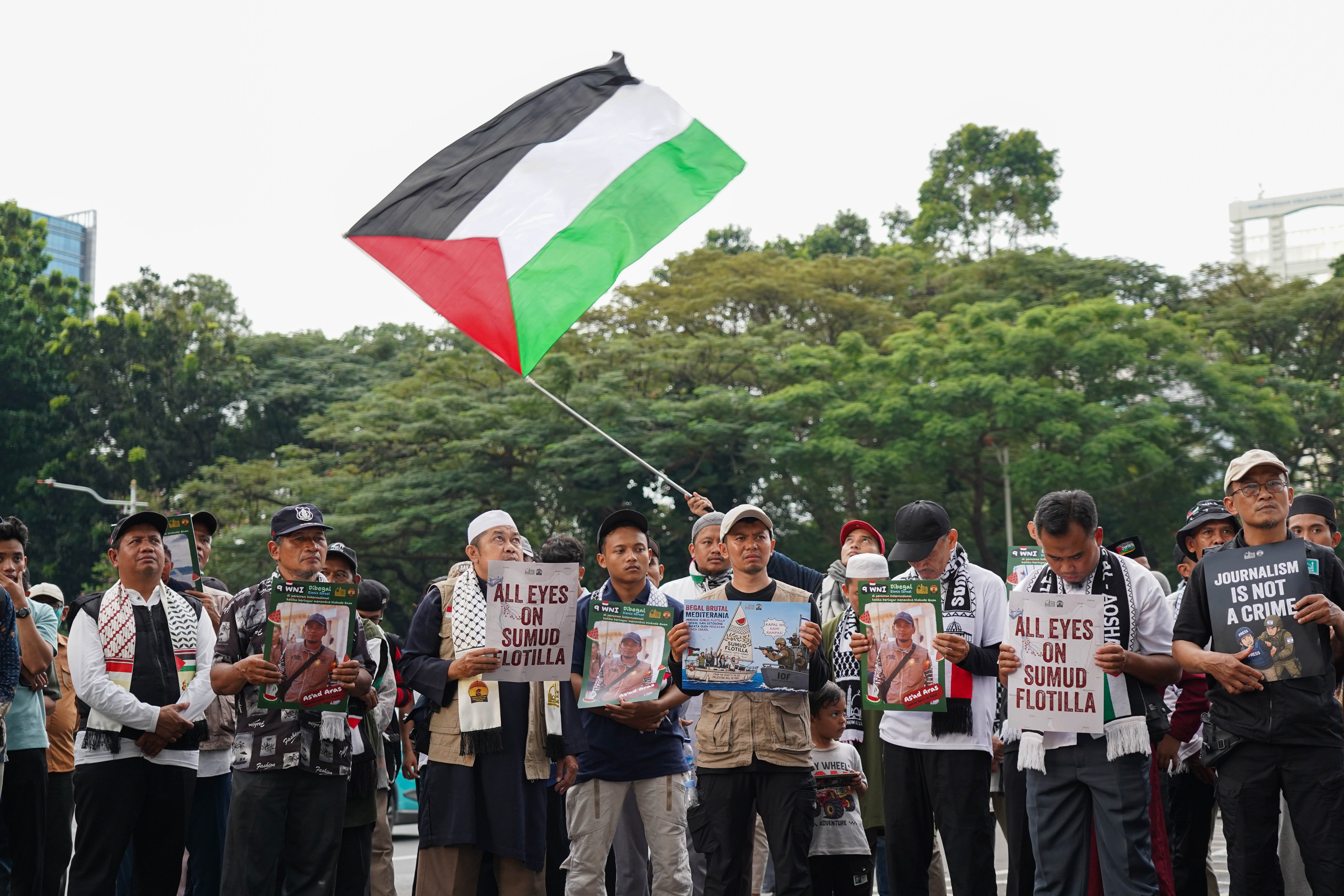 Massa yang tergabung dalam Aqsa Working Group mengikuti aksi solidaritas untuk warga negara Indonesia (WNI) yang diculik Israel di depan Kedutaan Besar Amerika Serikat, Jakarta, Jumat (22/5/2026). Dalam aksi tersebut massa mengecam tindakan intersep yang dilakukan oleh Israel terhadap armada kapal Global Sumud Flotilla yang mengirimkan bantuan kemanusiaan ke Gaza dan menyerukan perlindungan terhadap WNI yang ditangkap.