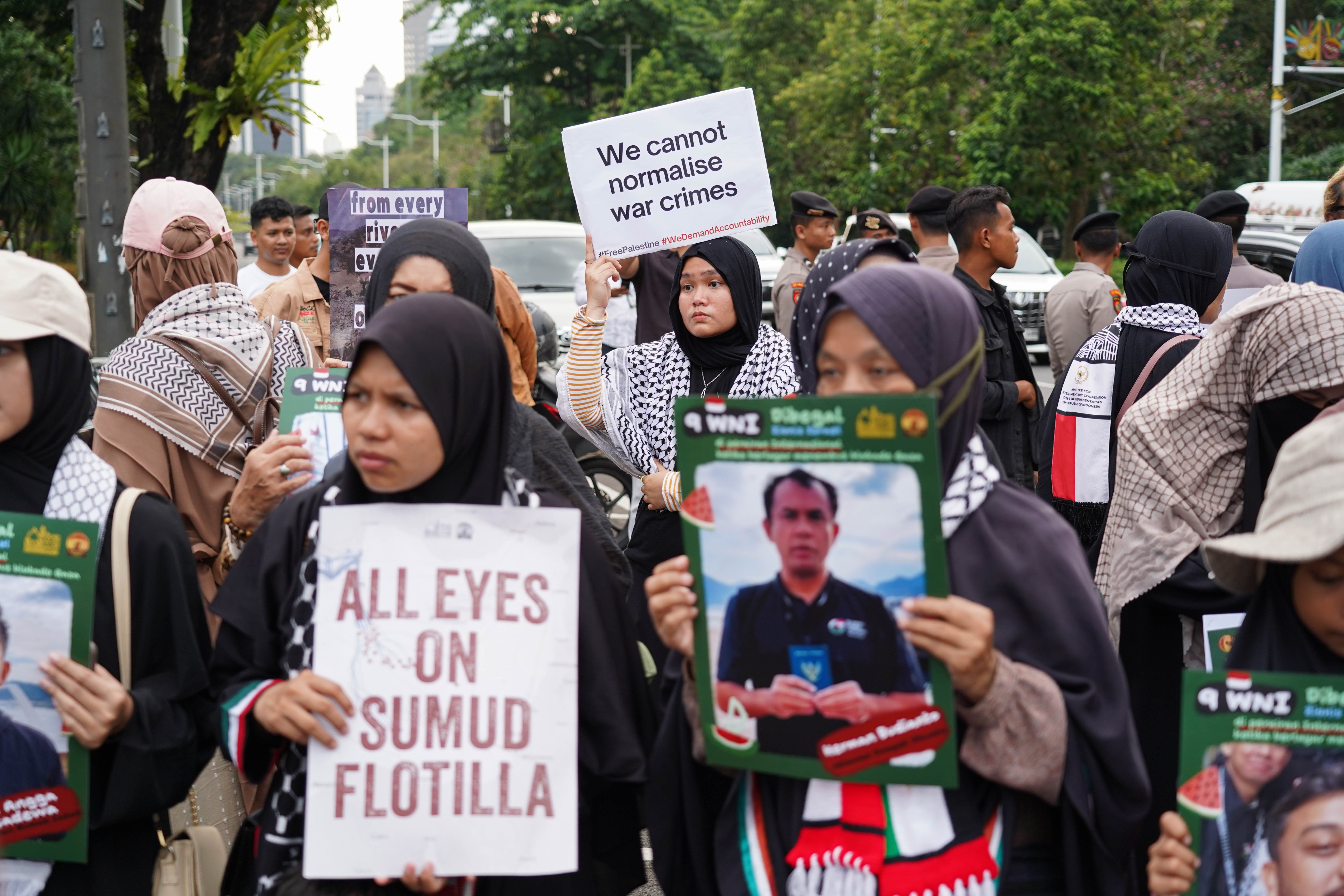 Massa yang tergabung dalam Aqsa Working Group mengikuti aksi solidaritas untuk warga negara Indonesia (WNI) yang diculik Israel di depan Kedutaan Besar Amerika Serikat, Jakarta, Jumat (22/5/2026). Dalam aksi tersebut massa mengecam tindakan intersep yang dilakukan oleh Israel terhadap armada kapal Global Sumud Flotilla yang mengirimkan bantuan kemanusiaan ke Gaza dan menyerukan perlindungan terhadap WNI yang ditangkap.
