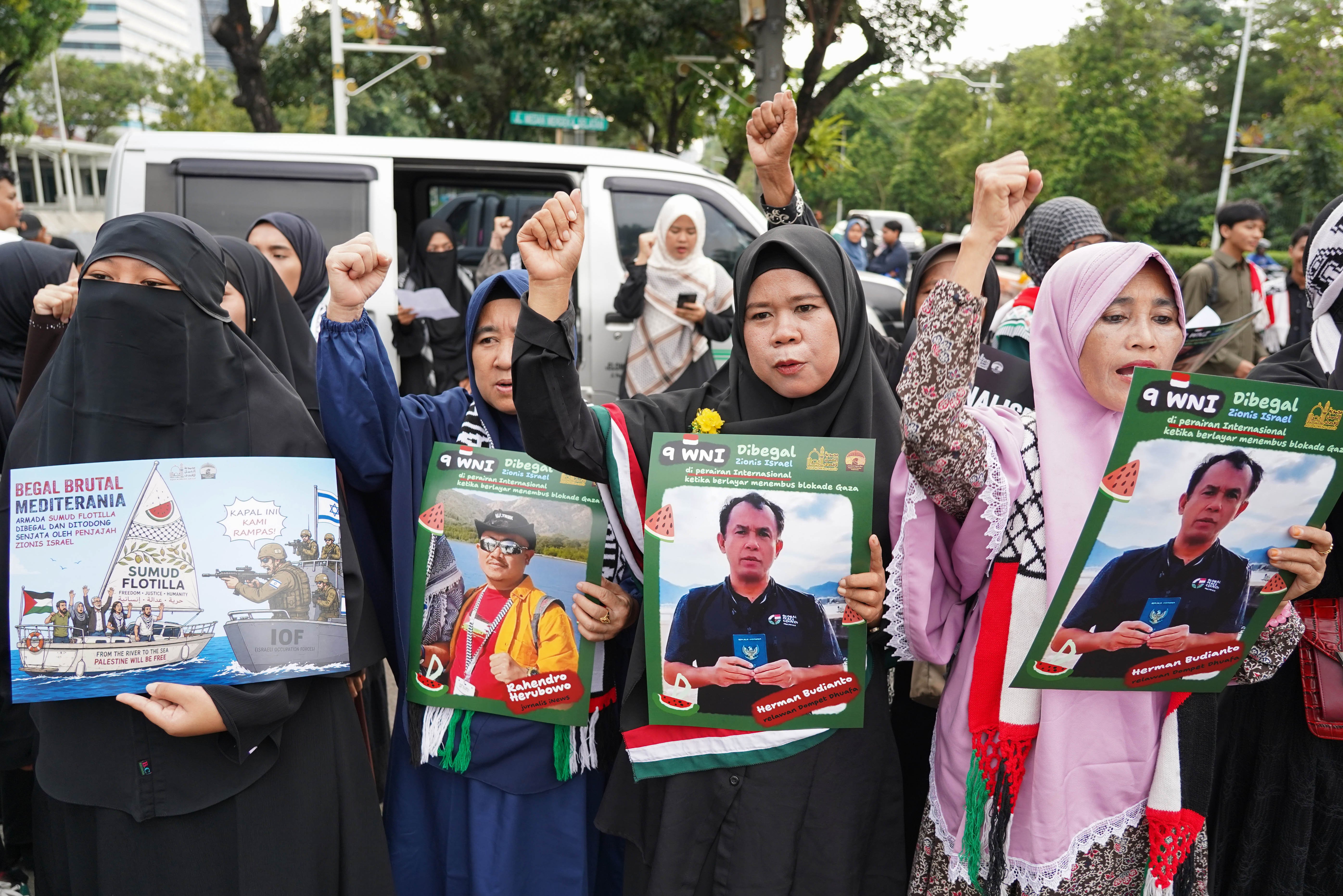 Massa yang tergabung dalam Aqsa Working Group mengikuti aksi solidaritas untuk warga negara Indonesia (WNI) yang diculik Israel di depan Kedutaan Besar Amerika Serikat, Jakarta, Jumat (22/5/2026). Dalam aksi tersebut massa mengecam tindakan intersep yang dilakukan oleh Israel terhadap armada kapal Global Sumud Flotilla yang mengirimkan bantuan kemanusiaan ke Gaza dan menyerukan perlindungan terhadap WNI yang ditangkap.