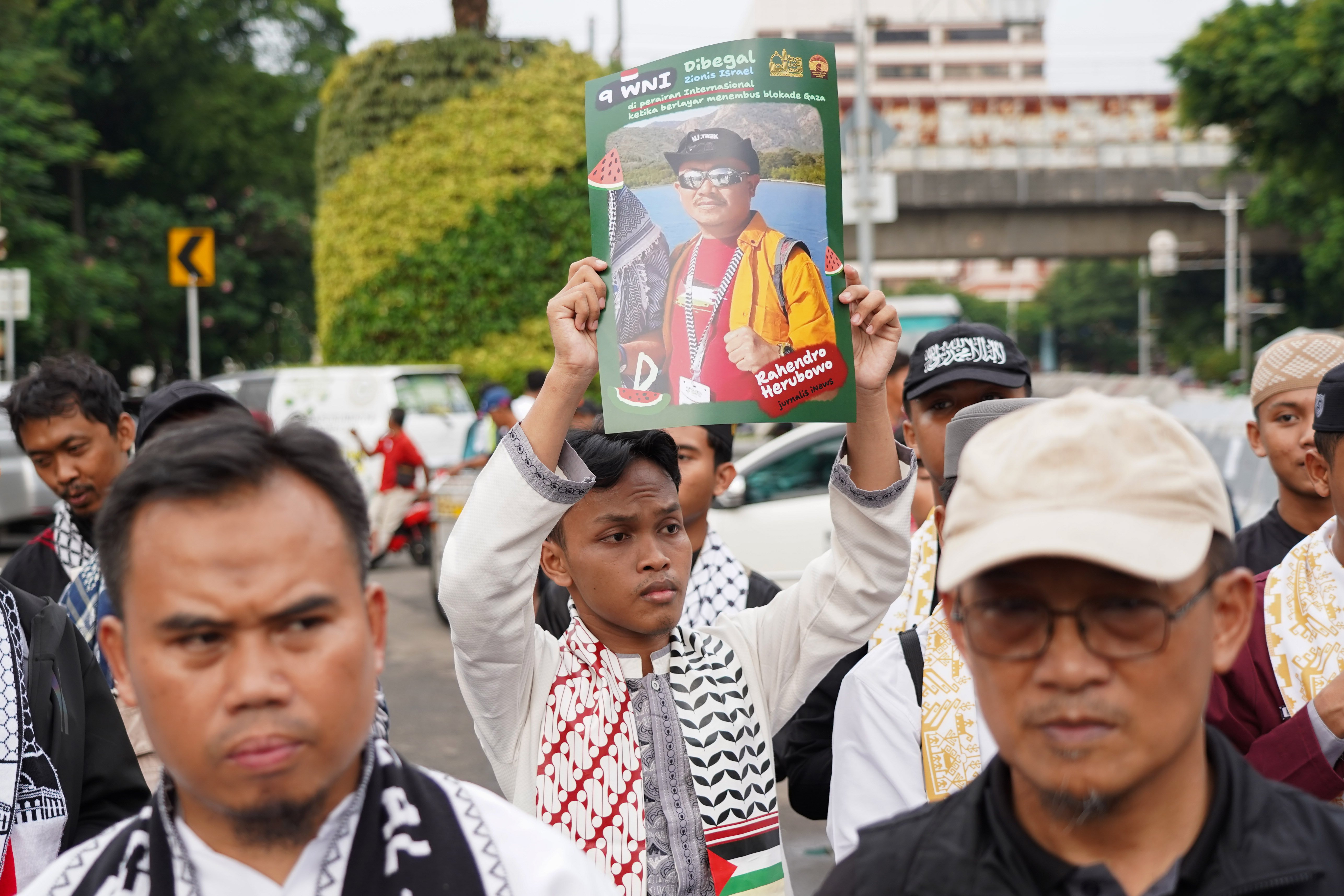 Massa yang tergabung dalam Aqsa Working Group mengikuti aksi solidaritas untuk warga negara Indonesia (WNI) yang diculik Israel di depan Kedutaan Besar Amerika Serikat, Jakarta, Jumat (22/5/2026). Dalam aksi tersebut massa mengecam tindakan intersep yang dilakukan oleh Israel terhadap armada kapal Global Sumud Flotilla yang mengirimkan bantuan kemanusiaan ke Gaza dan menyerukan perlindungan terhadap WNI yang ditangkap.
