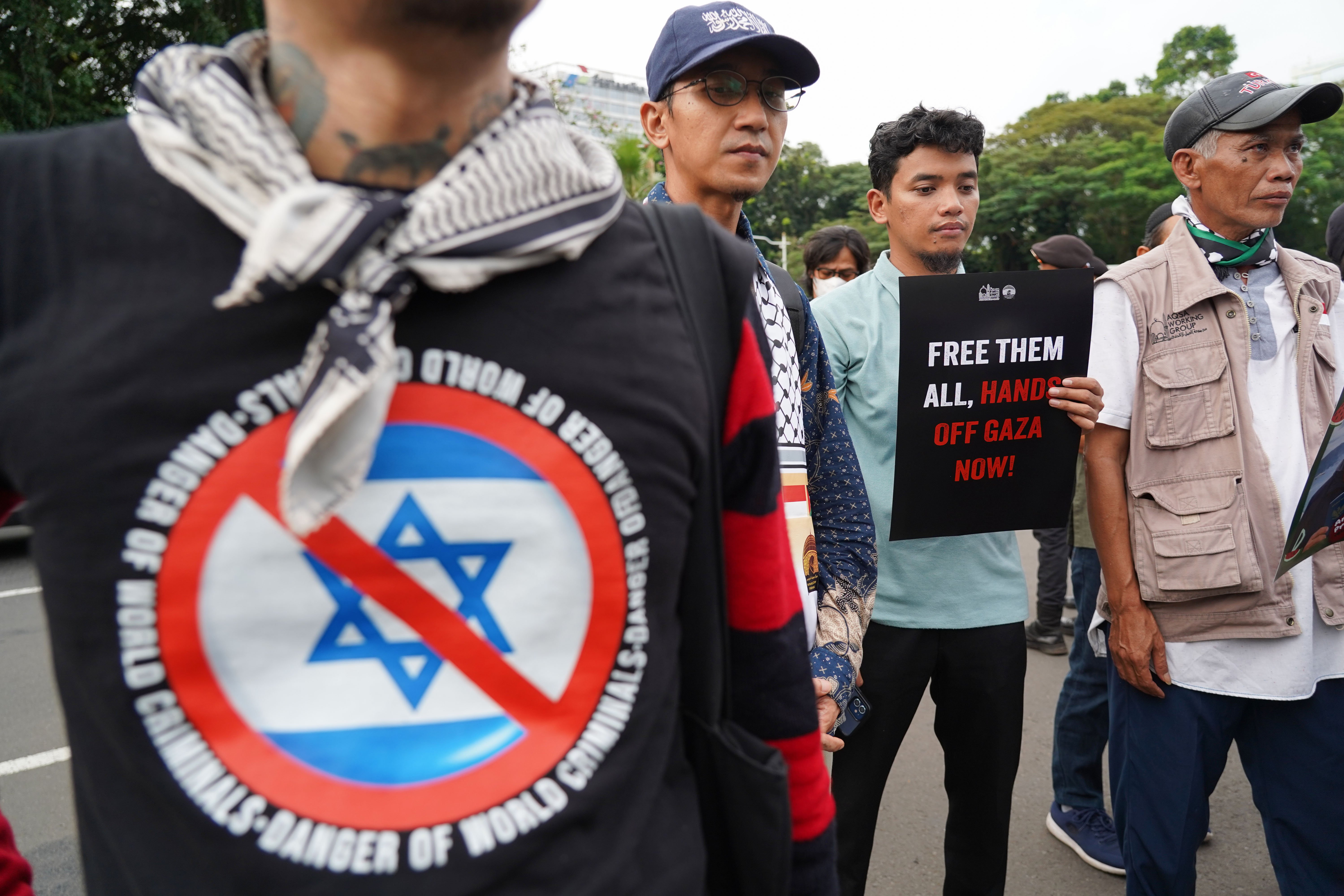 Massa yang tergabung dalam Aqsa Working Group mengikuti aksi solidaritas untuk warga negara Indonesia (WNI) yang diculik Israel di depan Kedutaan Besar Amerika Serikat, Jakarta, Jumat (22/5/2026). Dalam aksi tersebut massa mengecam tindakan intersep yang dilakukan oleh Israel terhadap armada kapal Global Sumud Flotilla yang mengirimkan bantuan kemanusiaan ke Gaza dan menyerukan perlindungan terhadap WNI yang ditangkap.