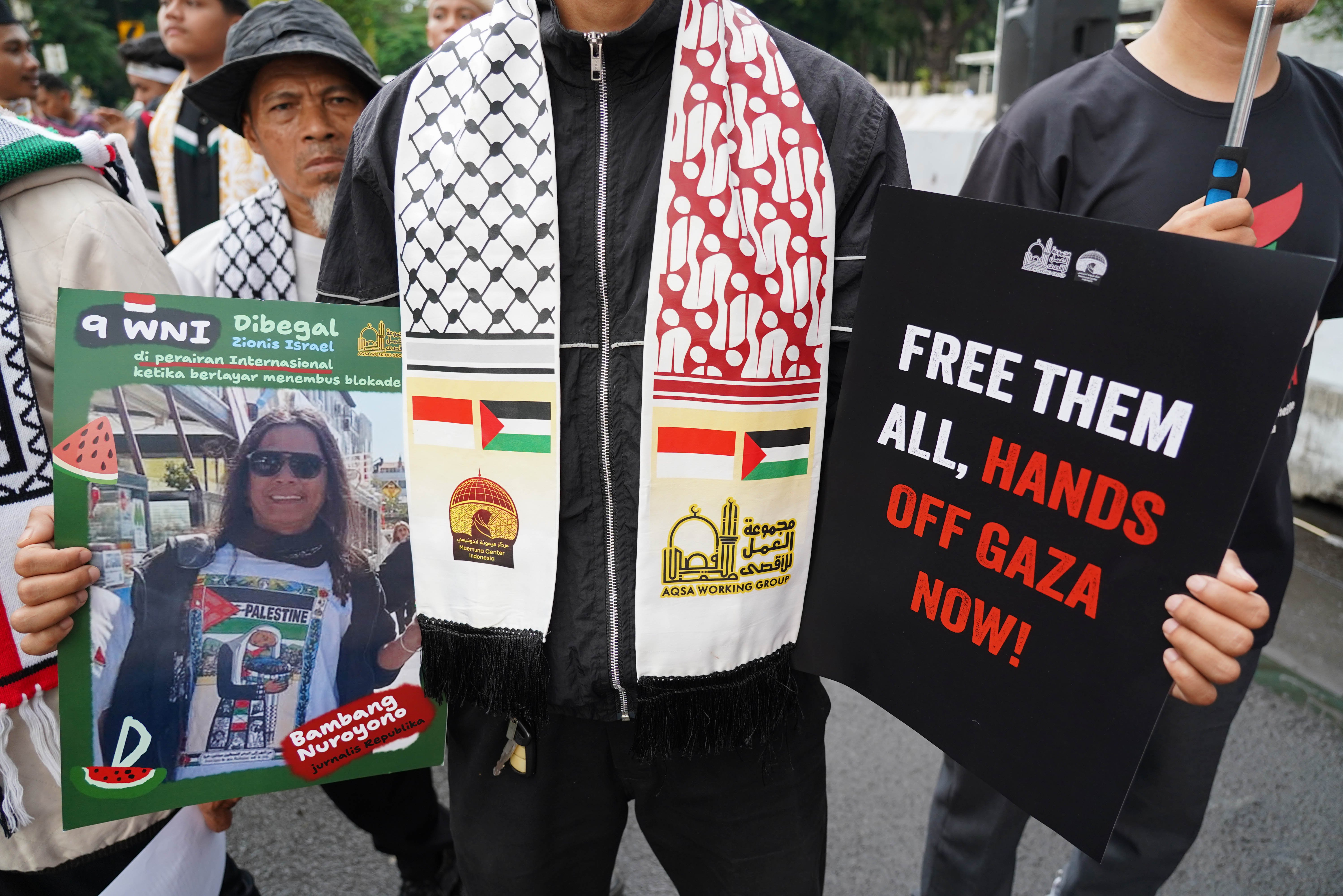 Massa yang tergabung dalam Aqsa Working Group mengikuti aksi solidaritas untuk warga negara Indonesia (WNI) yang diculik Israel di depan Kedutaan Besar Amerika Serikat, Jakarta, Jumat (22/5/2026). Dalam aksi tersebut massa mengecam tindakan intersep yang dilakukan oleh Israel terhadap armada kapal Global Sumud Flotilla yang mengirimkan bantuan kemanusiaan ke Gaza dan menyerukan perlindungan terhadap WNI yang ditangkap.