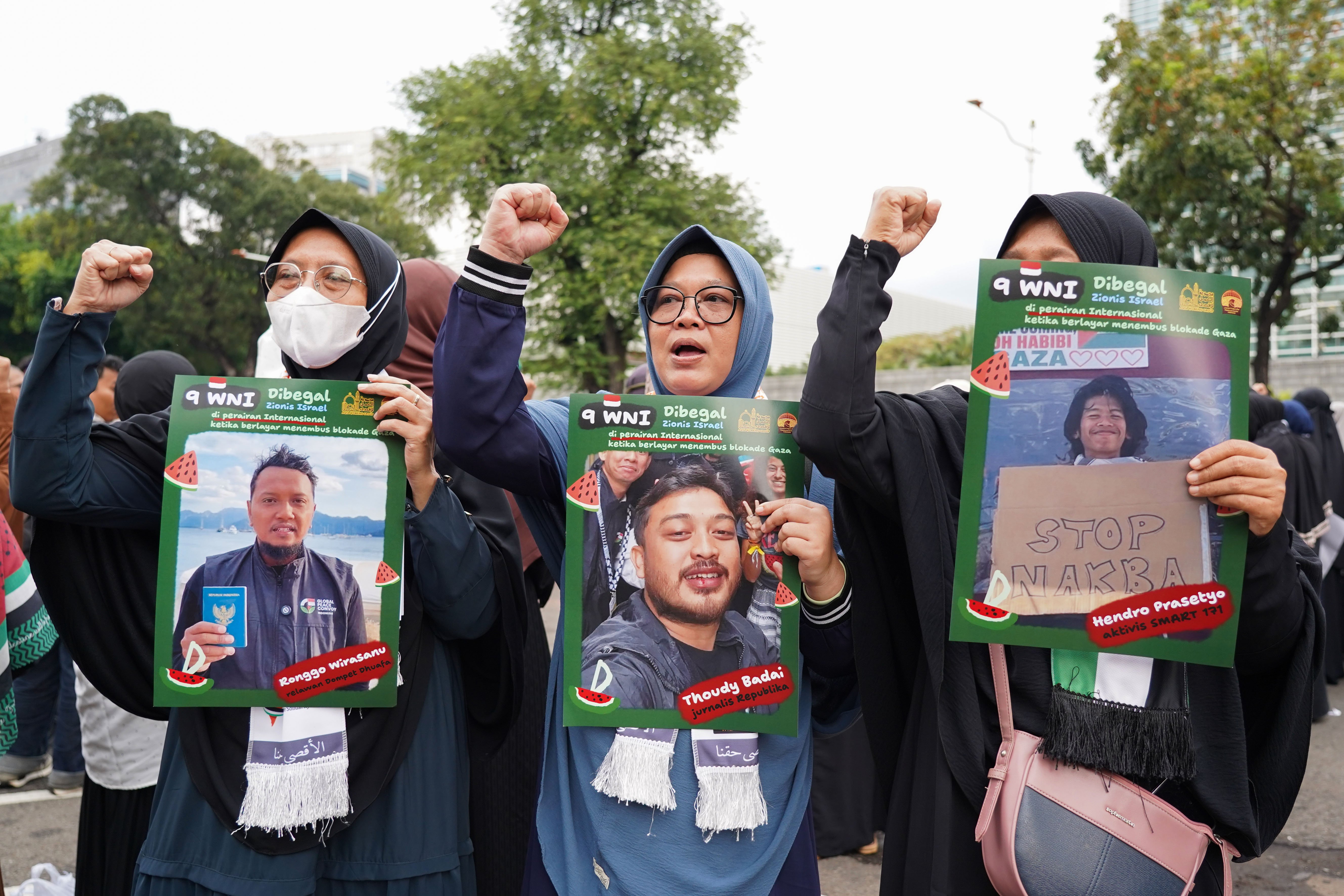 Massa yang tergabung dalam Aqsa Working Group mengikuti aksi solidaritas untuk warga negara Indonesia (WNI) yang diculik Israel di depan Kedutaan Besar Amerika Serikat, Jakarta, Jumat (22/5/2026). Dalam aksi tersebut massa mengecam tindakan intersep yang dilakukan oleh Israel terhadap armada kapal Global Sumud Flotilla yang mengirimkan bantuan kemanusiaan ke Gaza dan menyerukan perlindungan terhadap WNI yang ditangkap.
