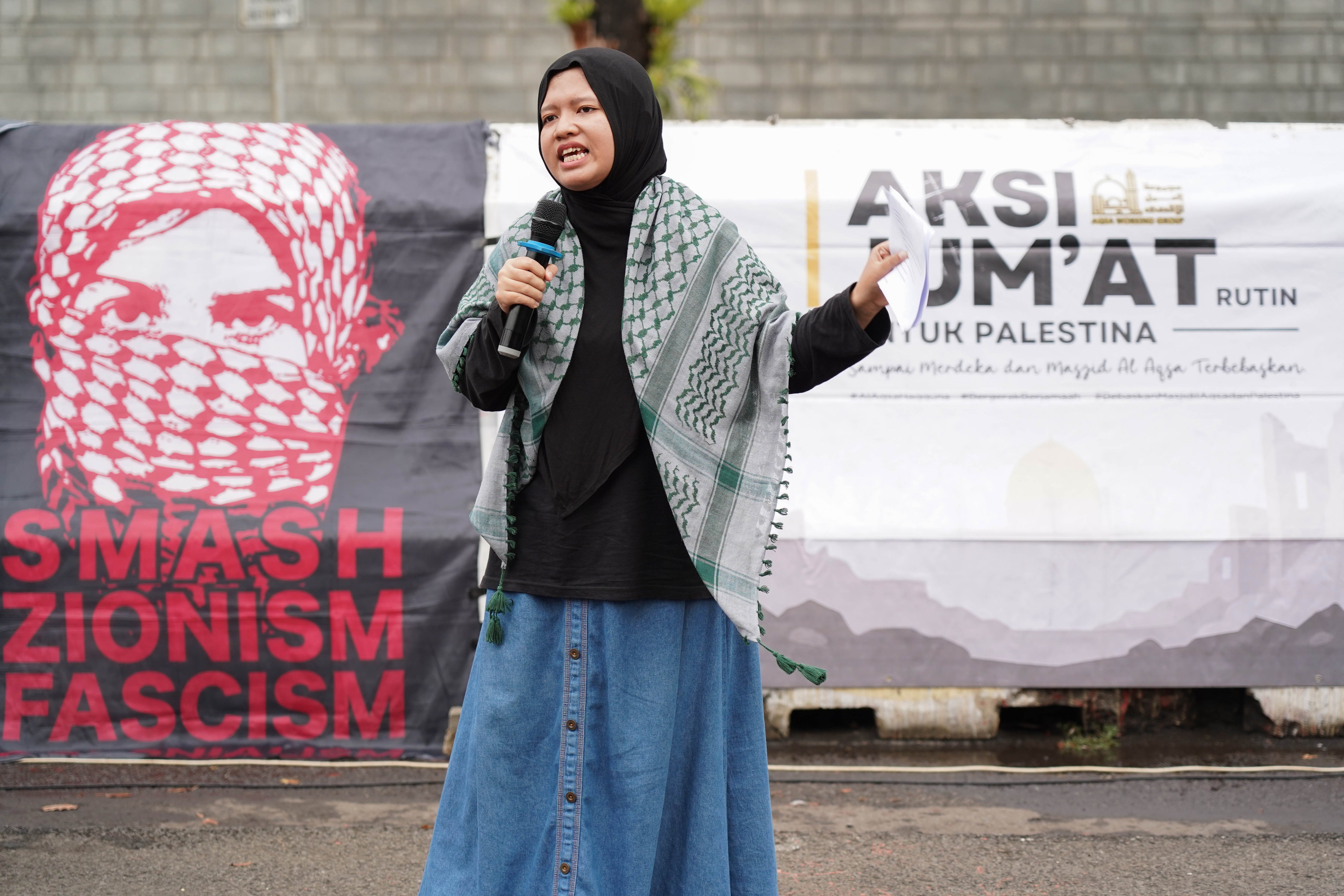 Seorang warga yang tergabung dalam Aqsa Working Group berorasi saat mengikuti aksi solidaritas untuk warga negara Indonesia (WNI) yang diculik Israel di depan Kedutaan Besar Amerika Serikat, Jakarta, Jumat (22/5/2026). Dalam aksi tersebut massa mengecam tindakan intersep yang dilakukan oleh Israel terhadap armada kapal Global Sumud Flotilla yang mengirimkan bantuan kemanusiaan ke Gaza dan menyerukan perlindungan terhadap WNI yang ditangkap.