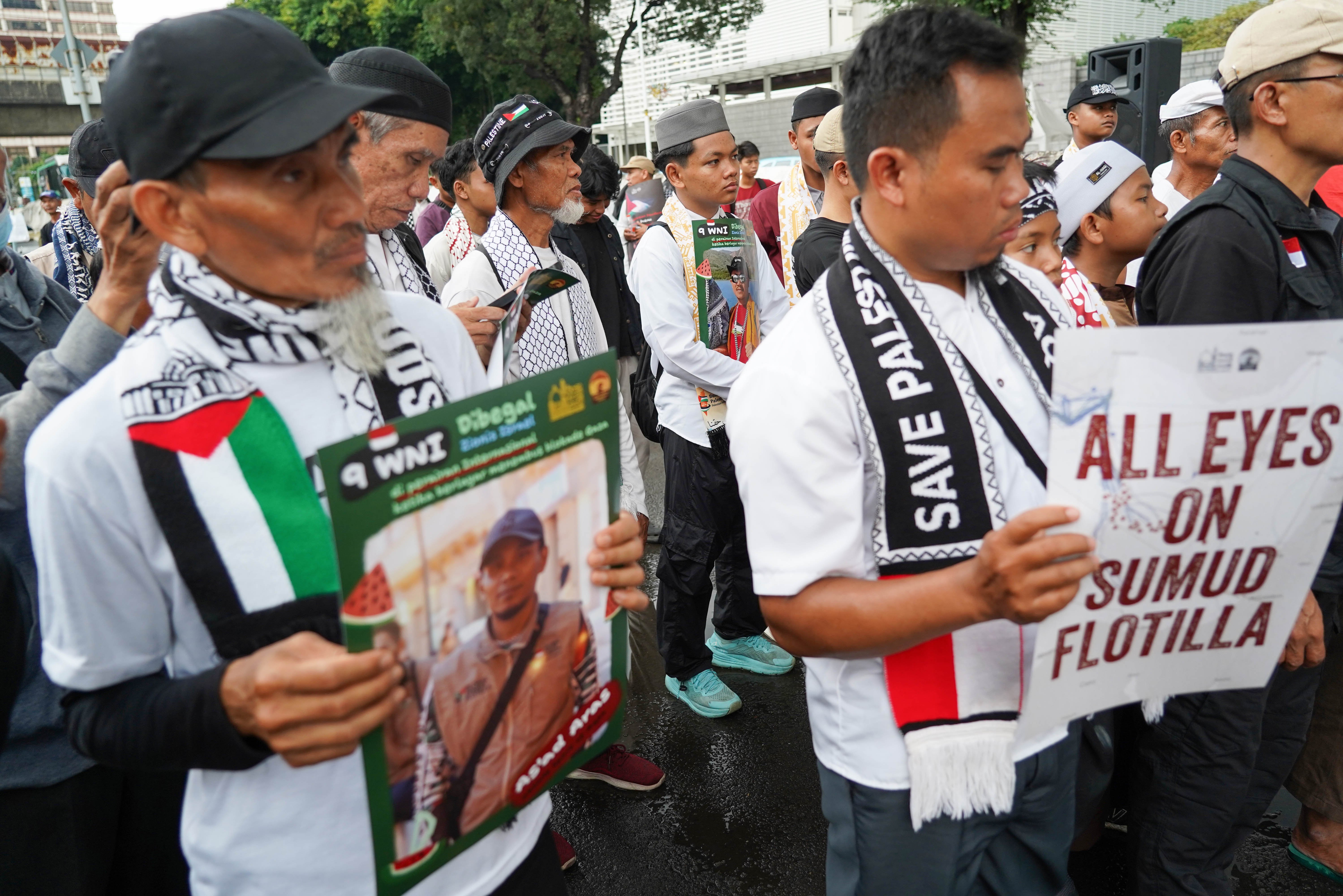 Massa yang tergabung dalam Aqsa Working Group mengikuti aksi solidaritas untuk warga negara Indonesia (WNI) yang diculik Israel di depan Kedutaan Besar Amerika Serikat, Jakarta, Jumat (22/5/2026). Dalam aksi tersebut massa mengecam tindakan intersep yang dilakukan oleh Israel terhadap armada kapal Global Sumud Flotilla yang mengirimkan bantuan kemanusiaan ke Gaza dan menyerukan perlindungan terhadap WNI yang ditangkap.