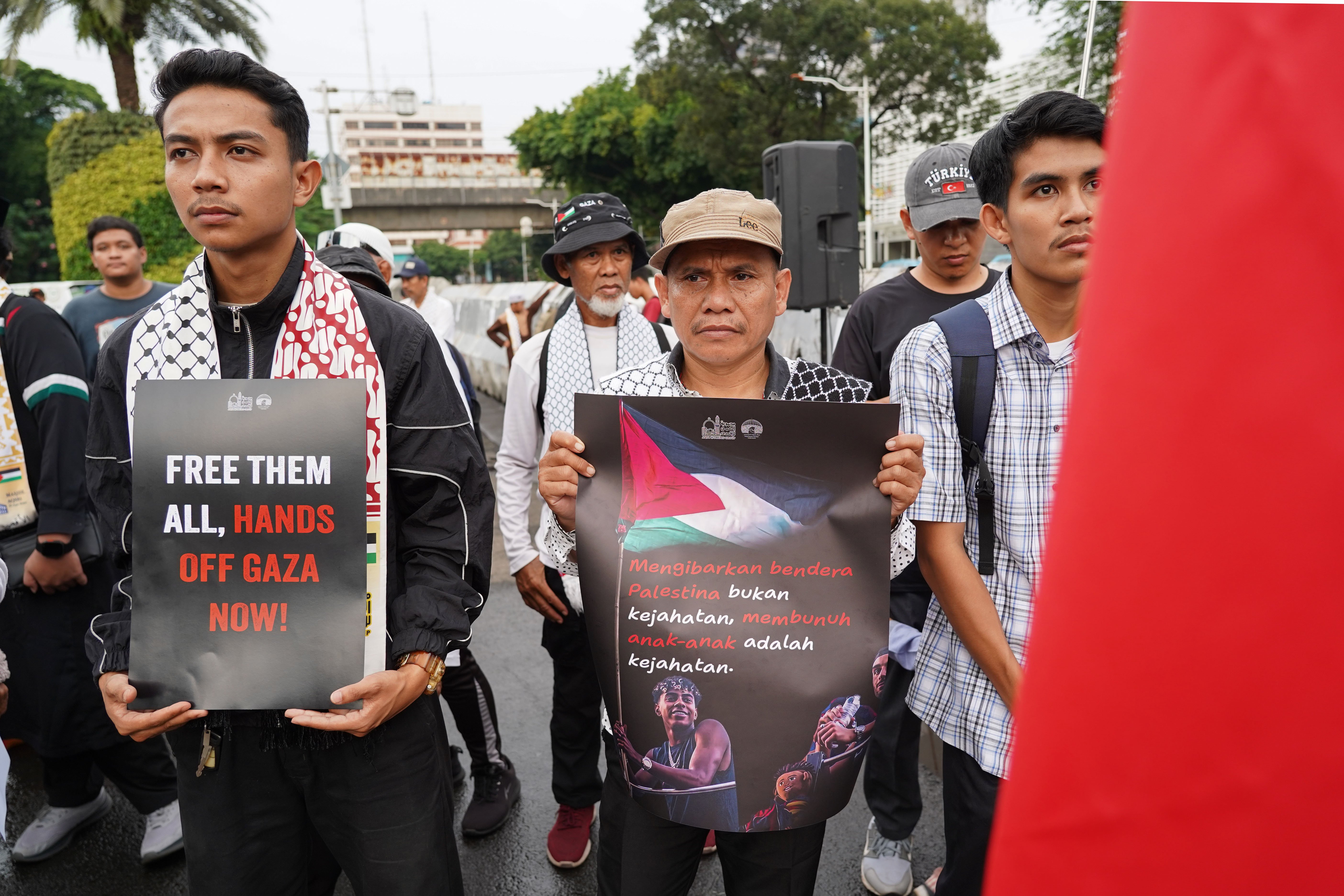 Massa yang tergabung dalam Aqsa Working Group mengikuti aksi solidaritas untuk warga negara Indonesia (WNI) yang diculik Israel di depan Kedutaan Besar Amerika Serikat, Jakarta, Jumat (22/5/2026). Dalam aksi tersebut massa mengecam tindakan intersep yang dilakukan oleh Israel terhadap armada kapal Global Sumud Flotilla yang mengirimkan bantuan kemanusiaan ke Gaza dan menyerukan perlindungan terhadap WNI yang ditangkap.