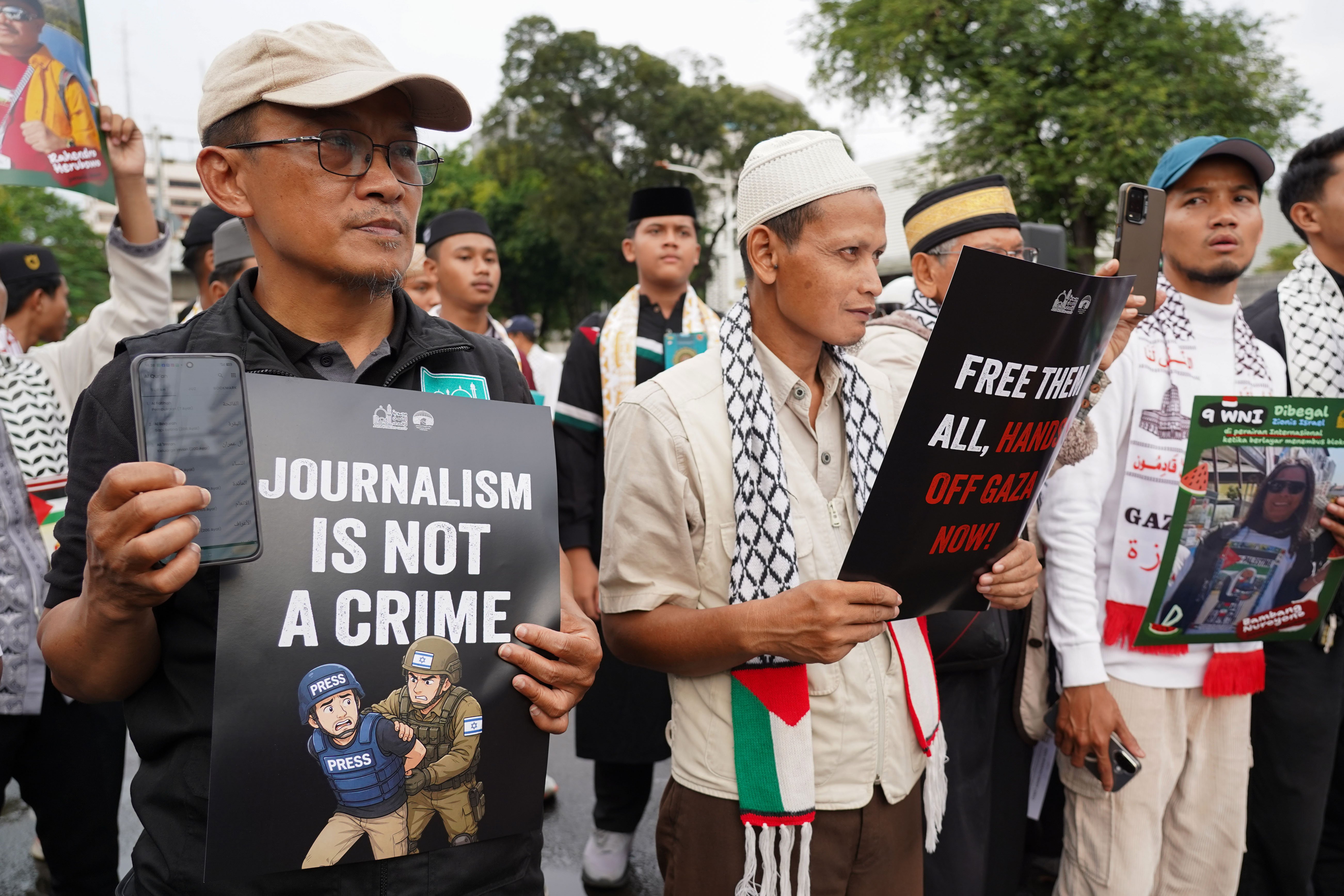 Massa yang tergabung dalam Aqsa Working Group mengikuti aksi solidaritas untuk warga negara Indonesia (WNI) yang diculik Israel di depan Kedutaan Besar Amerika Serikat, Jakarta, Jumat (22/5/2026). Dalam aksi tersebut massa mengecam tindakan intersep yang dilakukan oleh Israel terhadap armada kapal Global Sumud Flotilla yang mengirimkan bantuan kemanusiaan ke Gaza dan menyerukan perlindungan terhadap WNI yang ditangkap.