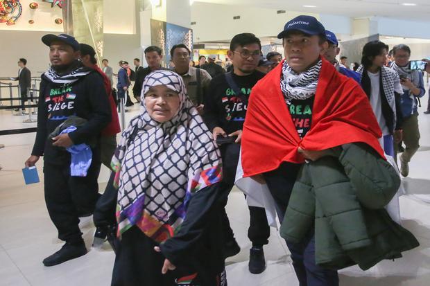 Warga negara Indonesia (WNI) yang tergabung dalam misi kemanusian Global Sumud Flotilla berjalan keluar setibanya dari Istambul, Turkiye di Terminal 3, Bandara Soekarno Hatta, Tangerang, Banten, Minggu (24/5/2026). Sembilan WNI yang terdiri dari jurnalis dan relawan sebelumnya sempat ditahan tentara Zionis Israel saat menjalankan misi kemanusiaan mengantarkan bantuan untuk Gaza, Palestina.
