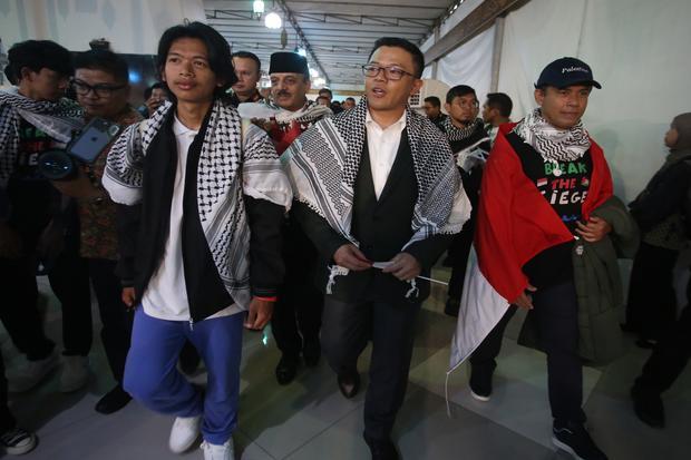 Menteri Luar Negeri Sugiono (tengah) menyambut kedatangan sembilan warga negara Indonesia (WNI) yang tergabung dalam misi kemanusian Global Sumud Flotilla setibanya dari Istambul, Turkiye di Terminal 3, Bandara Soekarno Hatta, Tangerang, Banten, Minggu (24/5/2026). Sembilan WNI yang terdiri dari jurnalis dan relawan sebelumnya sempat ditahan tentara Zionis Israel saat menjalankan misi kemanusiaan mengantarkan bantuan untuk Gaza, Palestina.