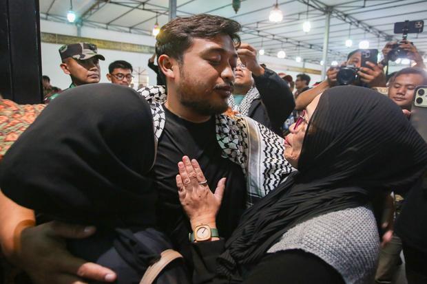 Pewarta foto media Republika Thoudy Badai (tengah) yaitu seorang dari sembilan warga negara Indonesia (WNI) yang tergabung dalam misi kemanusian Global Sumud Flotilla mendapat pelukan dari keluarga setibanya dari Istambul, Turkiye di Terminal 3, Bandara Soekarno Hatta, Tangerang, Banten, Minggu (24/5/2026). Sembilan WNI yang terdiri dari jurnalis dan relawan sebelumnya sempat ditahan tentara Zionis Israel saat menjalankan misi kemanusiaan mengantarkan bantuan untuk Gaza, Palestina.