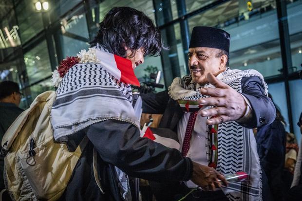 Duta Besar Palestina untuk Indonesia Abdalfatah A.K. Al-Sattari (kanan) menyapa Aktivis Hendro Prasetyo (kiri) saat keluar dari Terminal 3 Bandara Soekarno-Hatta di Tangerang, Banten, Minggu (24/5/2026). Pemerintah bekerja sama dengan berbagai pihak berhasil memulangkan sembilan WNI yang sempat ditahan oleh militer Israel saat melakukan misi kemanusian Global Sumud Flotilla 2.0.