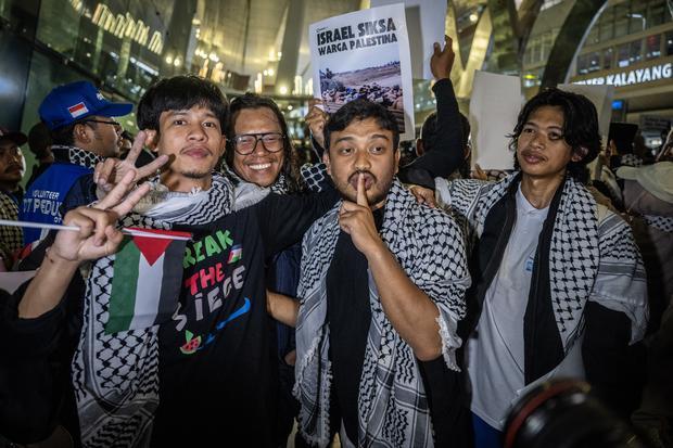 Pewarta Foto Republika Toudy Badai Rifan Billah (kedua kanan) Pewarta Republika Bambang Noroyono (kedua kiri), Pewarta Tempo Andre Prasetyo Nugroho (kiri) dan Aktivis Hendro Prasetyo (kanan) berfoto bersama saat keluar dari Terminal 3 Bandara Soekarno-Hatta di Tangerang, Banten, Minggu (24/5/2026). Pemerintah bekerja sama dengan berbagai pihak berhasil memulangkan sembilan WNI yang sempat ditahan oleh militer Israel saat melakukan misi kemanusian Global Sumud Flotilla 2.0.