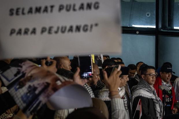 Menteri Luar Negeri Sugiono (kedua kanan) bersama sembilan WNI berjalan keluar dari Terminal 3 Bandara Soekarno-Hatta di Tangerang, Banten, Minggu (24/5/2026). Pemerintah bekerja sama dengan berbagai pihak berhasil memulangkan sembilan WNI yang sempat ditahan oleh militer Israel saat melakukan misi kemanusian Global Sumud Flotilla 2.0.