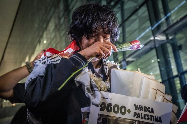 Aktivis Hendro Prasetyo berjalan keluar dari Terminal 3 Bandara Soekarno-Hatta di Tangerang, Banten, Minggu (24/5/2026). Pemerintah bekerja sama dengan berbagai pihak berhasil memulangkan sembilan WNI yang sempat ditahan oleh militer Israel saat melakukan misi kemanusian Global Sumud Flotilla 2.0.