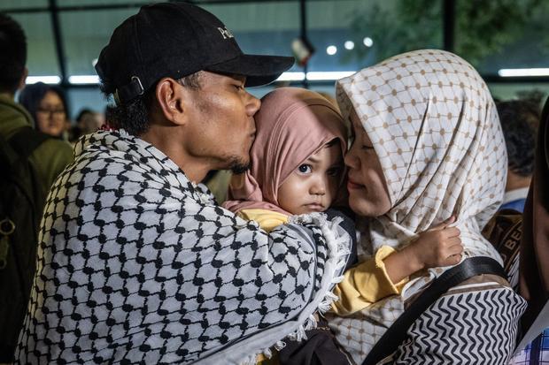 Aktivis Asad Aras Muhammad (kiri) bertemu dengan keluarganya saat keluar dari Terminal 3 Bandara Soekarno-Hatta di Tangerang, Banten, Minggu (24/5/2026). Pemerintah bekerja sama dengan berbagai pihak berhasil memulangkan sembilan WNI yang sempat ditahan oleh militer Israel saat melakukan misi kemanusian Global Sumud Flotilla 2.0.