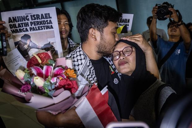 Pewarta Foto Republika Toudy Badai Rifan Billah (kiri) bersama ibunya saat keluar dari Terminal 3 Bandara Soekarno-Hatta di Tangerang, Banten, Minggu (24/5/2026). Pemerintah bekerja sama dengan berbagai pihak berhasil memulangkan sembilan WNI yang sempat ditahan oleh militer Israel saat melakukan misi kemanusian Global Sumud Flotilla 2.0.