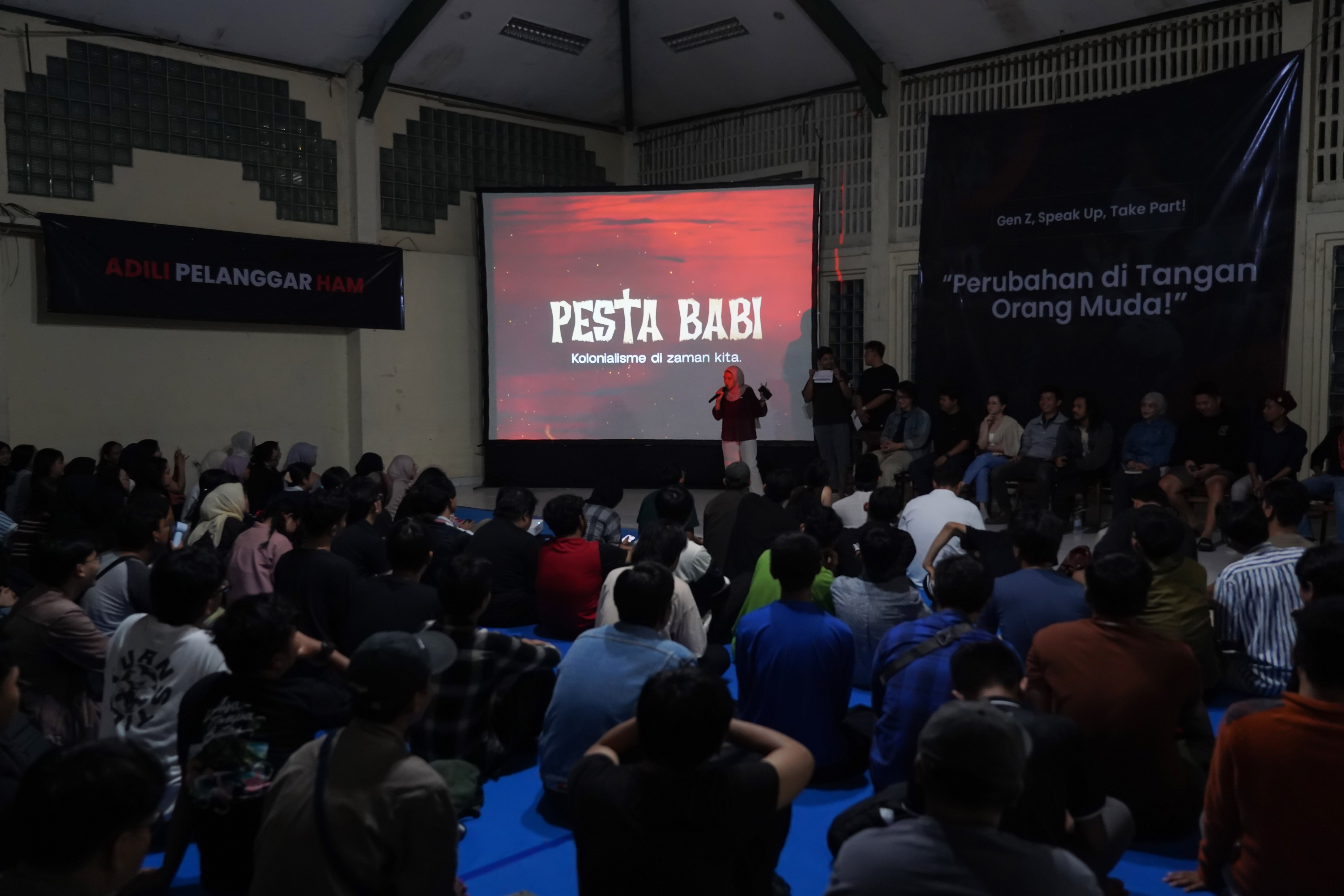 Suasana diskusi mengenai film Pesta Babi pada acara nonton bareng di sekretariat Perhimpunan Mahasiswa Katolik Republik Indonesia, Menteng, Jakarta Pusat, Sabtu (23/5/2026). Film dokumenter tersebut mengangkat isu mengenai proyek pembangunan di Papua Selatan yang disebut membuat masyarakat adat kehilangan tanah dan ruang hidup akibat ekspansi proyek perkebunan tebu, sawit, hingga food estate.