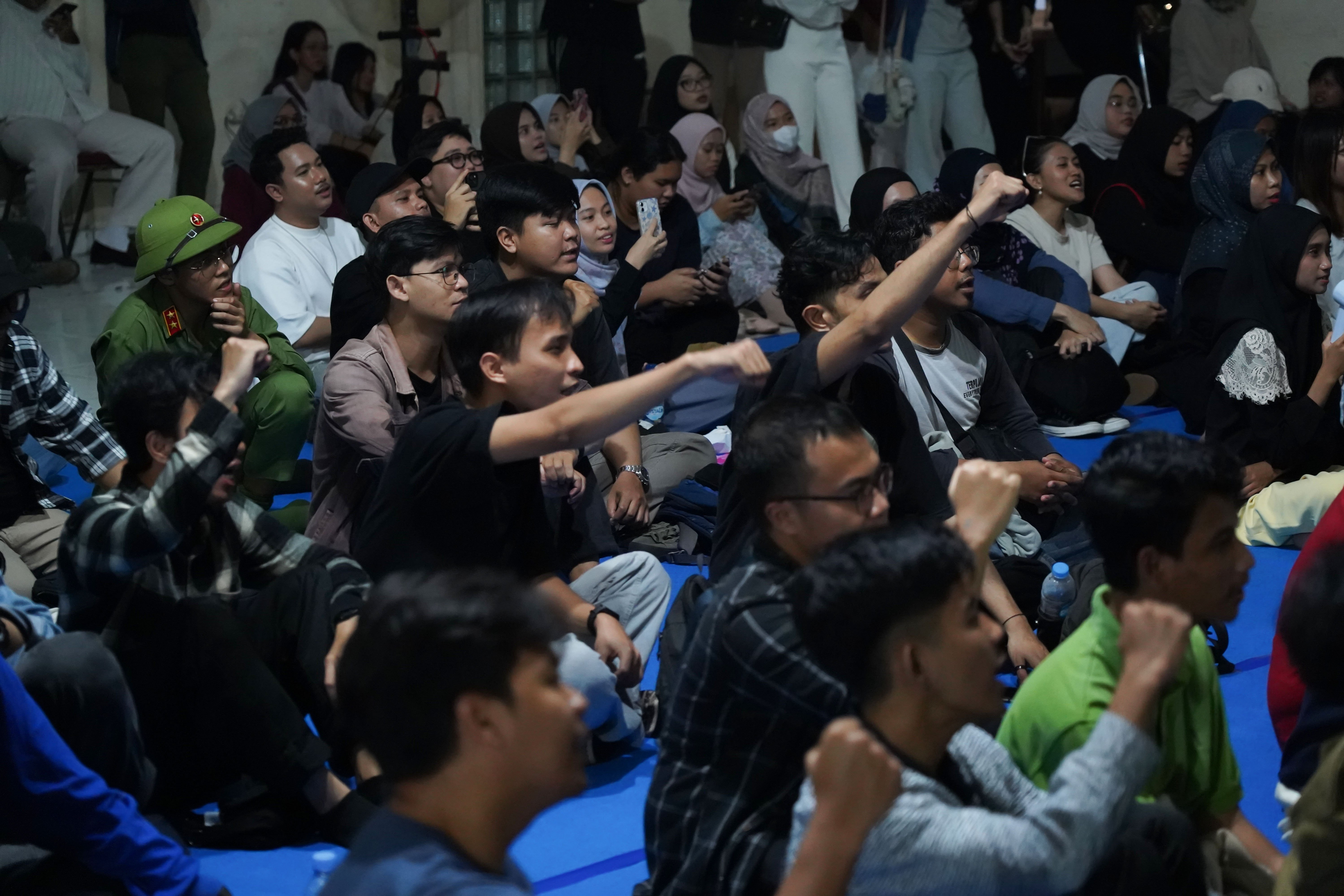 Sejumlah warga menyimak diskusi mengenai film Pesta Babi pada acara nonton bareng di sekretariat Perhimpunan Mahasiswa Katolik Republik Indonesia, Menteng, Jakarta Pusat, Sabtu (23/5/2026). Film dokumenter tersebut mengangkat isu mengenai proyek pembangunan di Papua Selatan yang disebut membuat masyarakat adat kehilangan tanah dan ruang hidup akibat ekspansi proyek perkebunan tebu, sawit, hingga food estate.