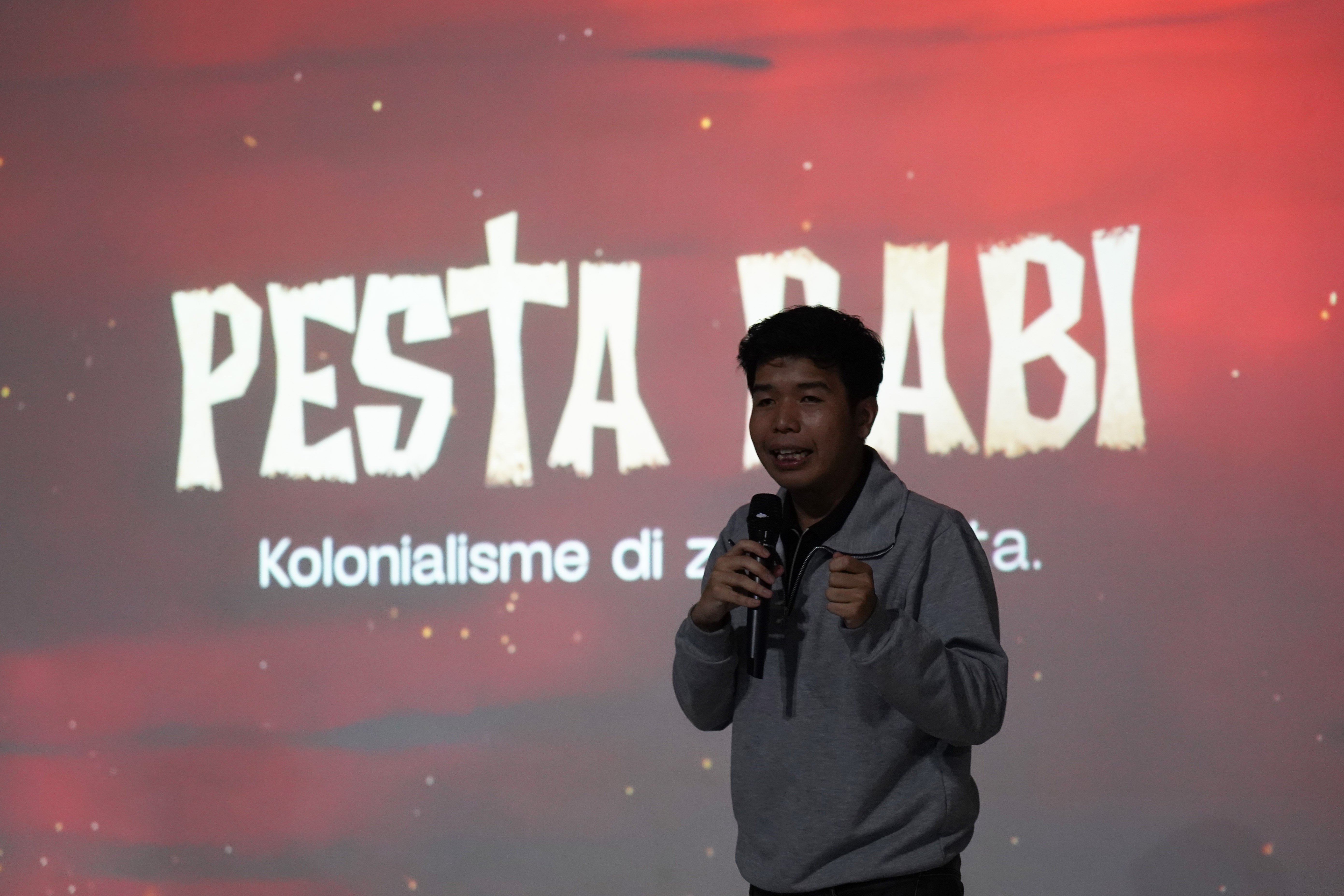 Kreator Konten Virdian Aurellio menyampaikan pendapatnya mengenai film Pesta Babi saat acara nonton bareng di sekretariat Perhimpunan Mahasiswa Katolik Republik Indonesia, Menteng, Jakarta Pusat, Sabtu (23/5/2026). Film dokumenter tersebut mengangkat isu mengenai proyek pembangunan di Papua Selatan yang disebut membuat masyarakat adat kehilangan tanah dan ruang hidup akibat ekspansi proyek perkebunan tebu, sawit, hingga food estate.