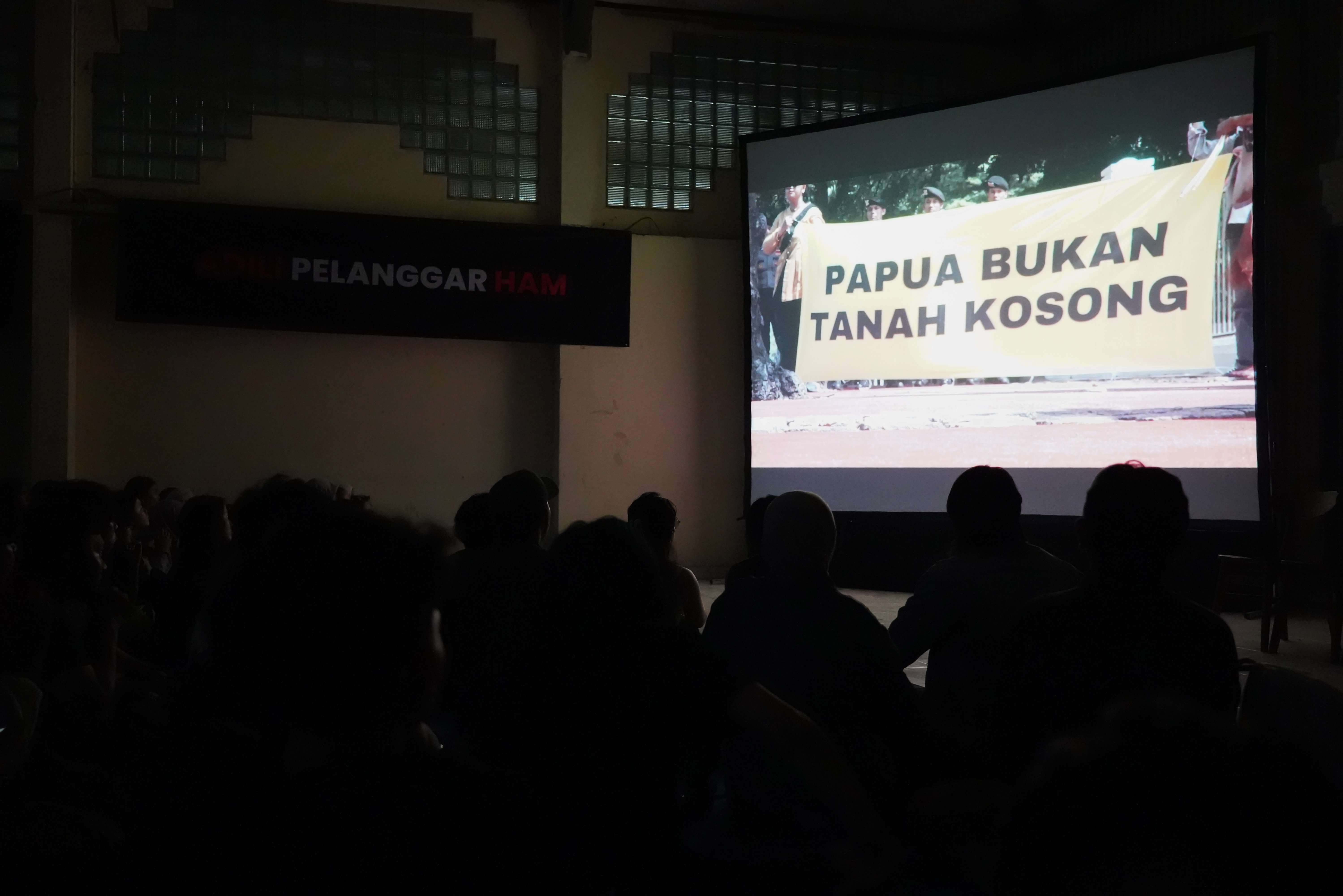 Jerry (kanan) menyampaikan pendapatnya mengenai film Pesta Babi saat acara nonton bareng di sekretariat Perhimpunan Mahasiswa Katolik Republik Indonesia, Menteng, Jakarta Pusat, Sabtu (23/5/2026). Film dokumenter tersebut mengangkat isu mengenai proyek pembangunan di Papua Selatan yang disebut membuat masyarakat adat kehilangan tanah dan ruang hidup akibat ekspansi proyek perkebunan tebu, sawit, hingga food estate.