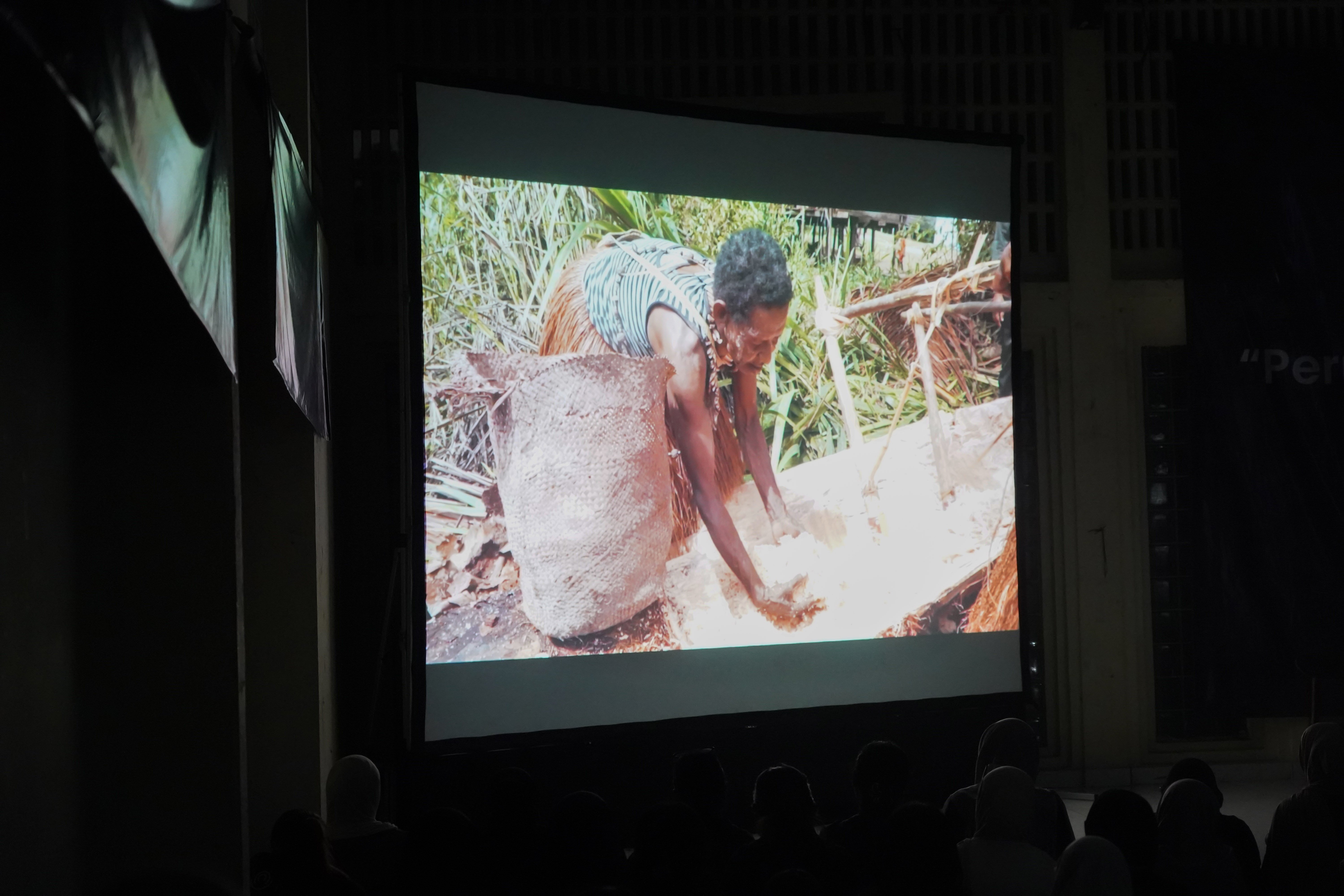 Suasana nonton bareng film Pesta Babi di sekretariat Perhimpunan Mahasiswa Katolik Republik Indonesia, Menteng, Jakarta Pusat, Sabtu (23/5/2026). Film dokumenter tersebut mengangkat isu mengenai proyek pembangunan di Papua Selatan yang disebut membuat masyarakat adat kehilangan tanah dan ruang hidup akibat ekspansi proyek perkebunan tebu, sawit, hingga food estate.
