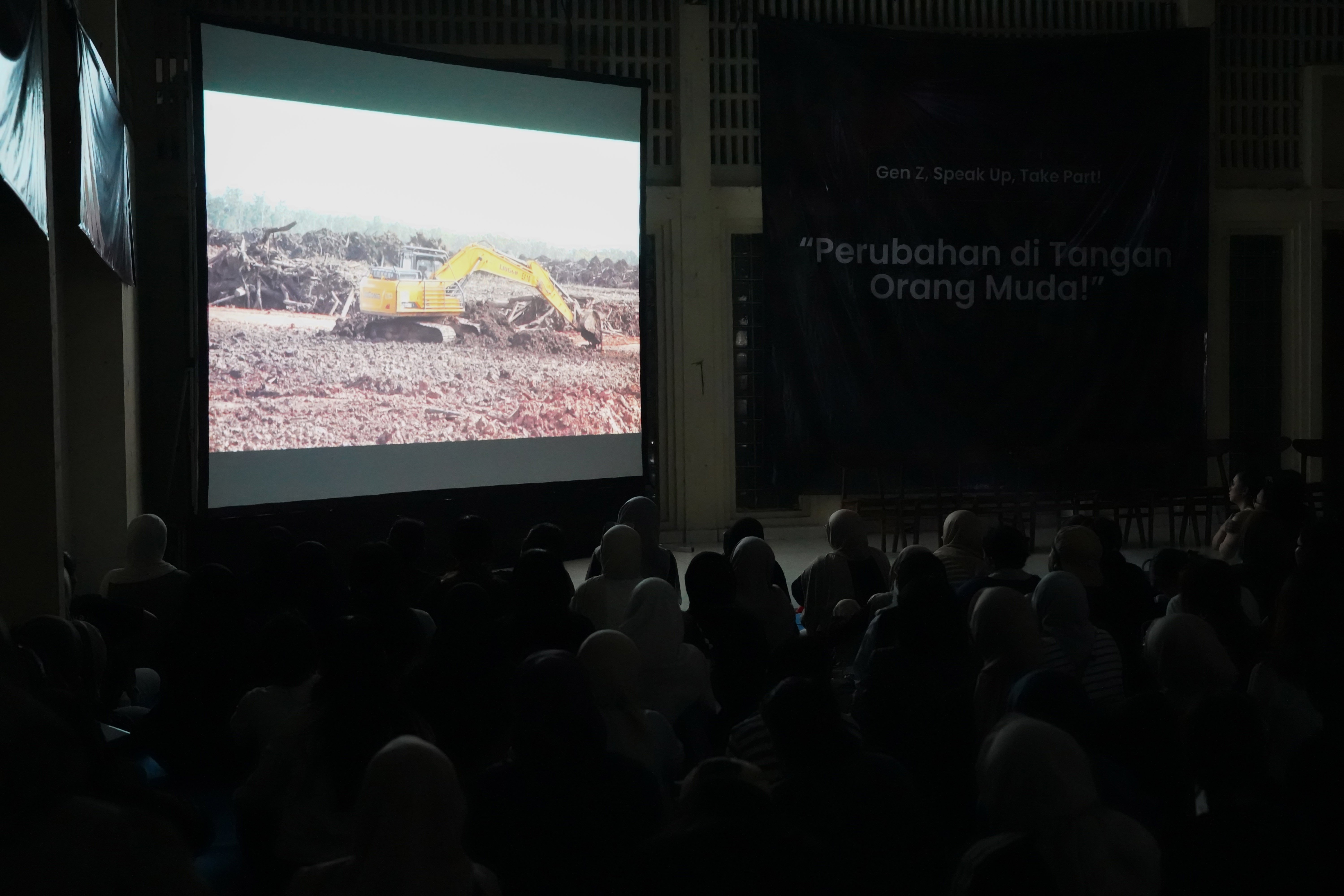 Suasana nonton bareng film Pesta Babi di sekretariat Perhimpunan Mahasiswa Katolik Republik Indonesia, Menteng, Jakarta Pusat, Sabtu (23/5/2026). Film dokumenter tersebut mengangkat isu mengenai proyek pembangunan di Papua Selatan yang disebut membuat masyarakat adat kehilangan tanah dan ruang hidup akibat ekspansi proyek perkebunan tebu, sawit, hingga food estate.