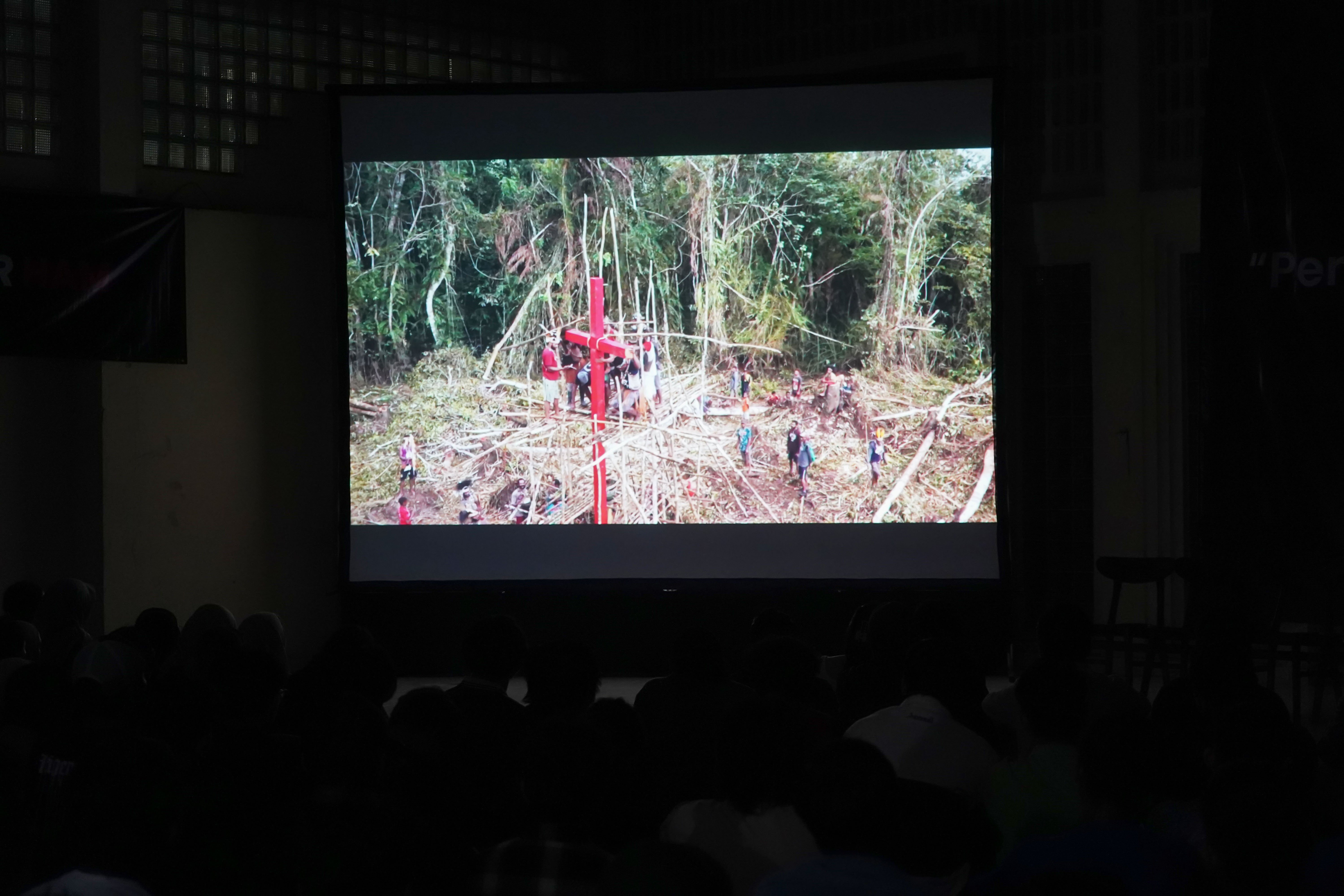 Suasana nonton bareng film Pesta Babi di sekretariat Perhimpunan Mahasiswa Katolik Republik Indonesia, Menteng, Jakarta Pusat, Sabtu (23/5/2026). Film dokumenter tersebut mengangkat isu mengenai proyek pembangunan di Papua Selatan yang disebut membuat masyarakat adat kehilangan tanah dan ruang hidup akibat ekspansi proyek perkebunan tebu, sawit, hingga food estate.