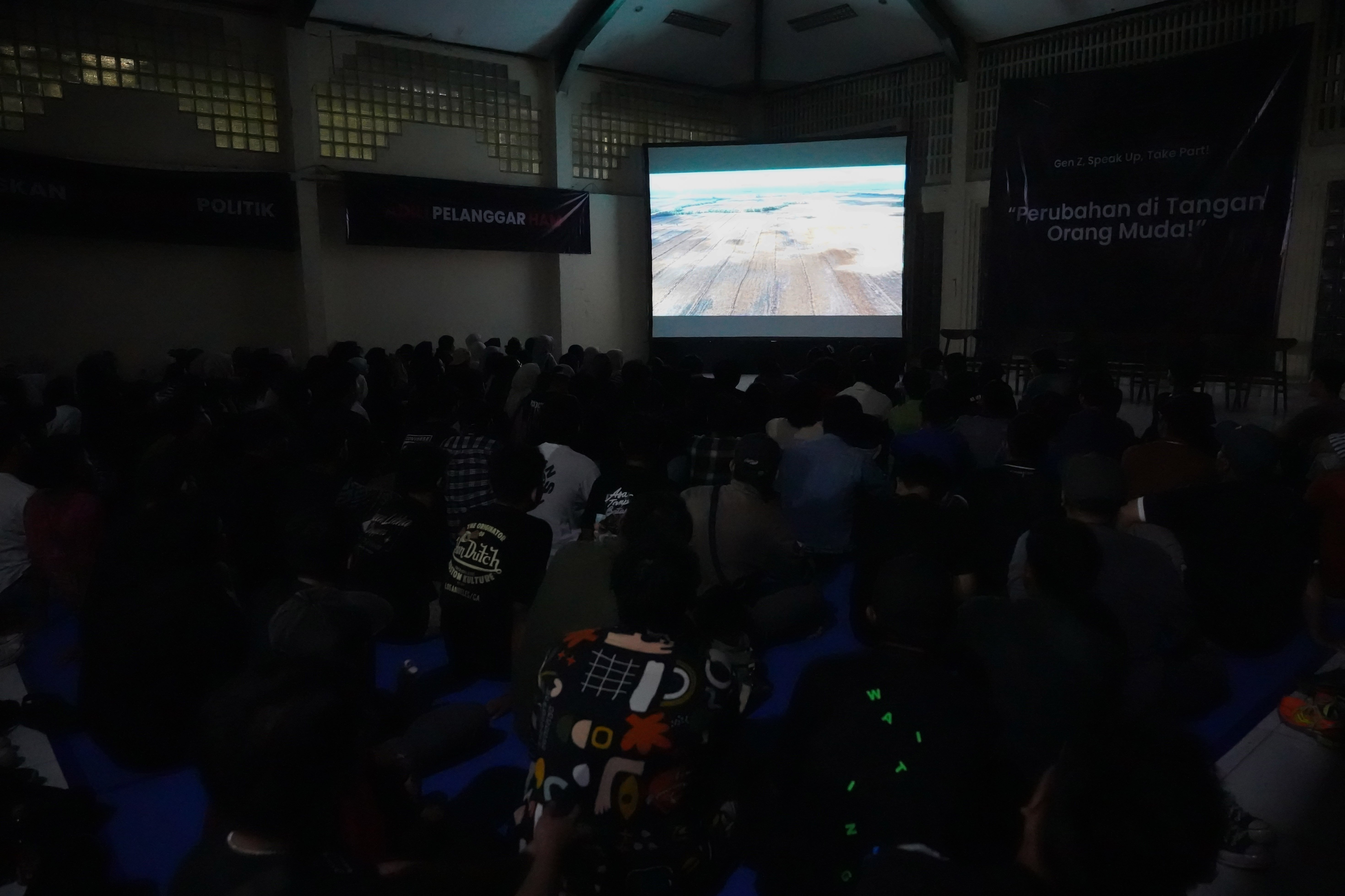 Suasana nonton bareng film Pesta Babi di sekretariat Perhimpunan Mahasiswa Katolik Republik Indonesia, Menteng, Jakarta Pusat, Sabtu (23/5/2026). Film dokumenter tersebut mengangkat isu mengenai proyek pembangunan di Papua Selatan yang disebut membuat masyarakat adat kehilangan tanah dan ruang hidup akibat ekspansi proyek perkebunan tebu, sawit, hingga food estate.