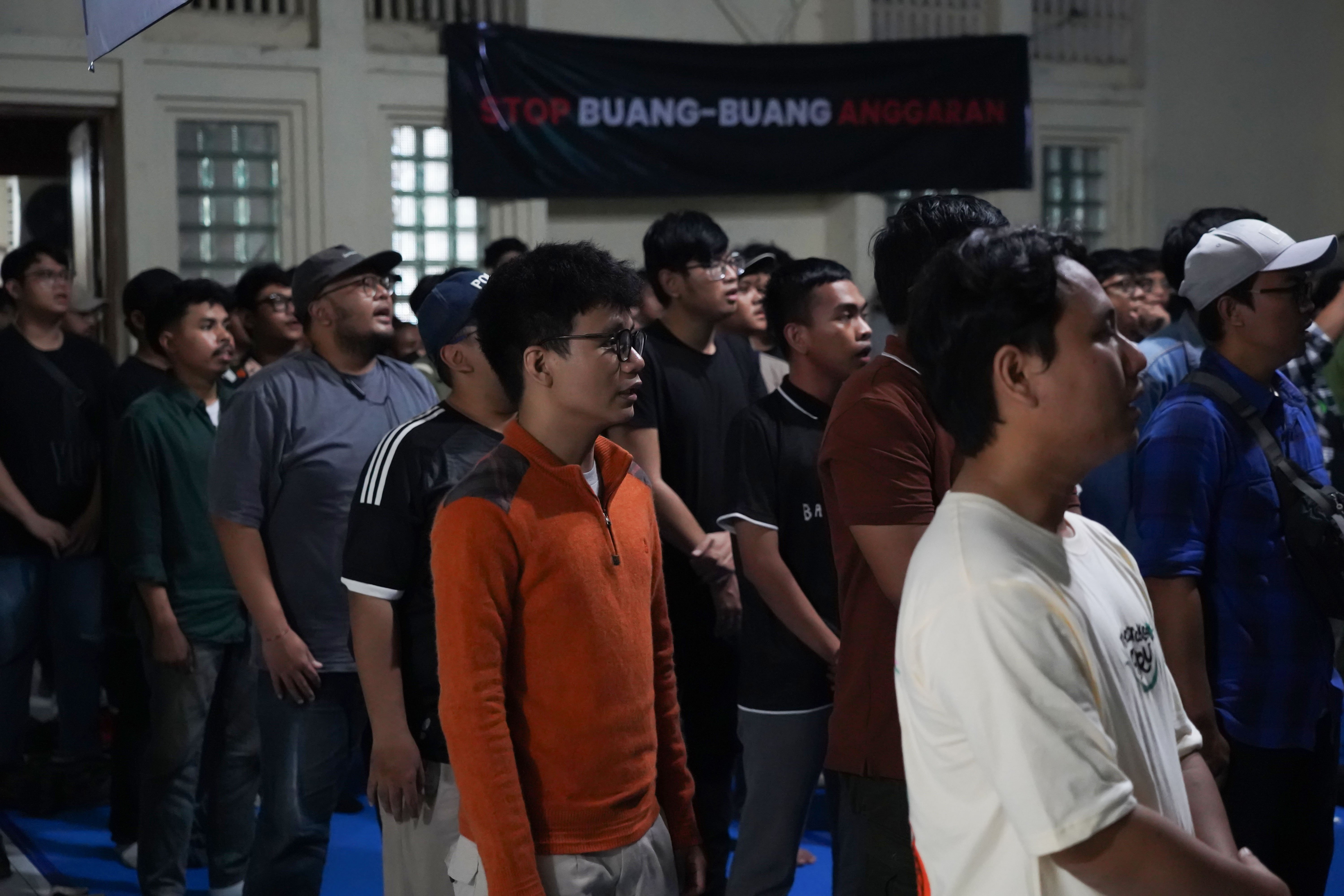 Sejumlah warga menyanyikan lagu kebangsaan Indonesia Raya sebelum dimulainya nonton bareng film Pesta Babi di sekretariat Perhimpunan Mahasiswa Katolik Republik Indonesia, Menteng, Jakarta Pusat, Sabtu (23/5/2026). Film dokumenter tersebut mengangkat isu mengenai proyek pembangunan di Papua Selatan yang disebut membuat masyarakat adat kehilangan tanah dan ruang hidup akibat ekspansi proyek perkebunan tebu, sawit, hingga food estate.