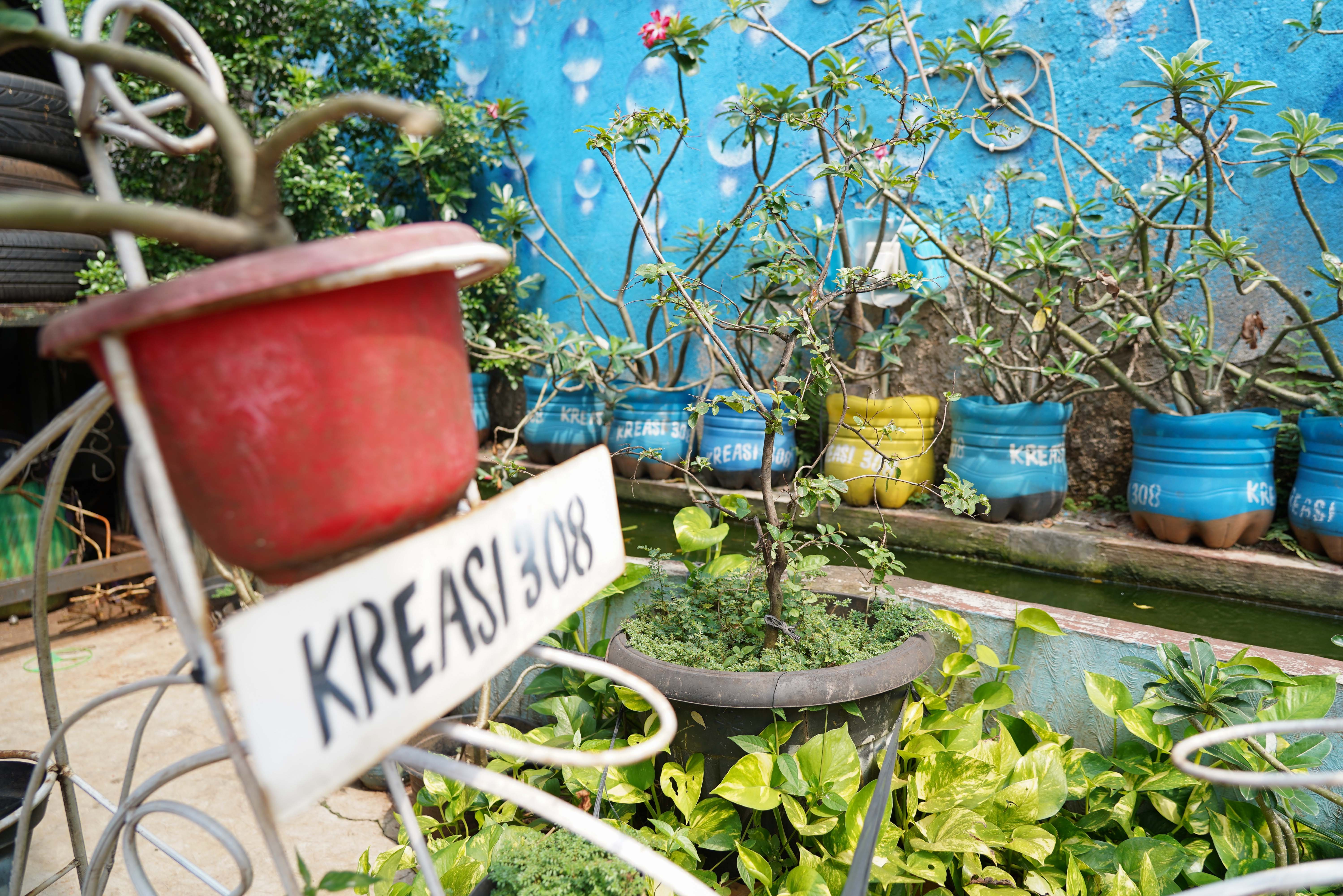 Sejumlah tanaman dengan pot yang terbuat dari galon belas yang terdapat di lingkungan RT.003/RW.008, Duren Sawit, Jakarta Timur, Jumat (22/5/2026).