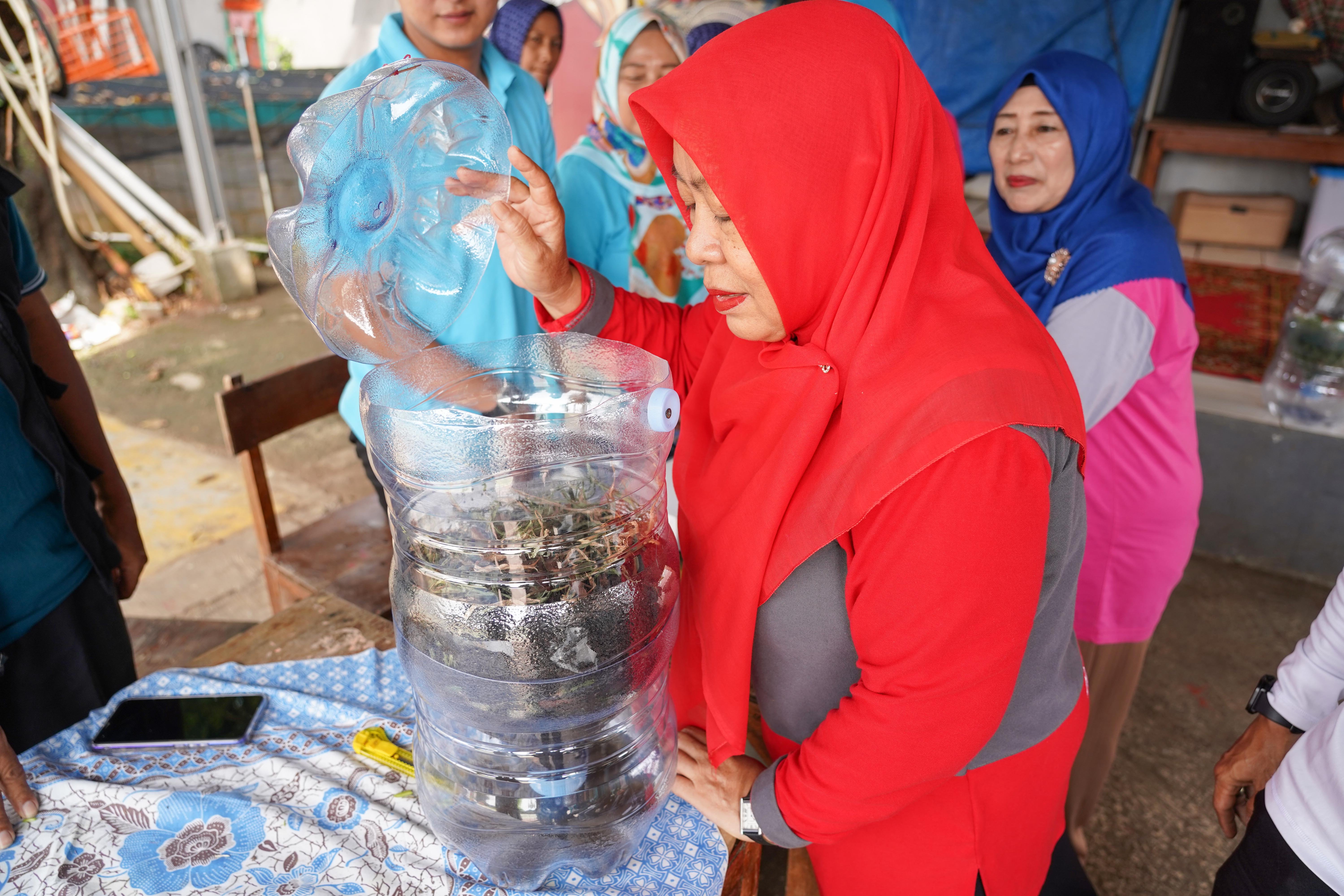 Warga mempraktikkan pembuatan wadah komposter skala rumahan di Taman Akur Warga, Duren Sawit, Jakarta Timur, Jumat (22/5/2026). Kegiatan tersebut dilakukan guna mengajak masyarakat untuk memilah dan mengolah sampah dari rumah.