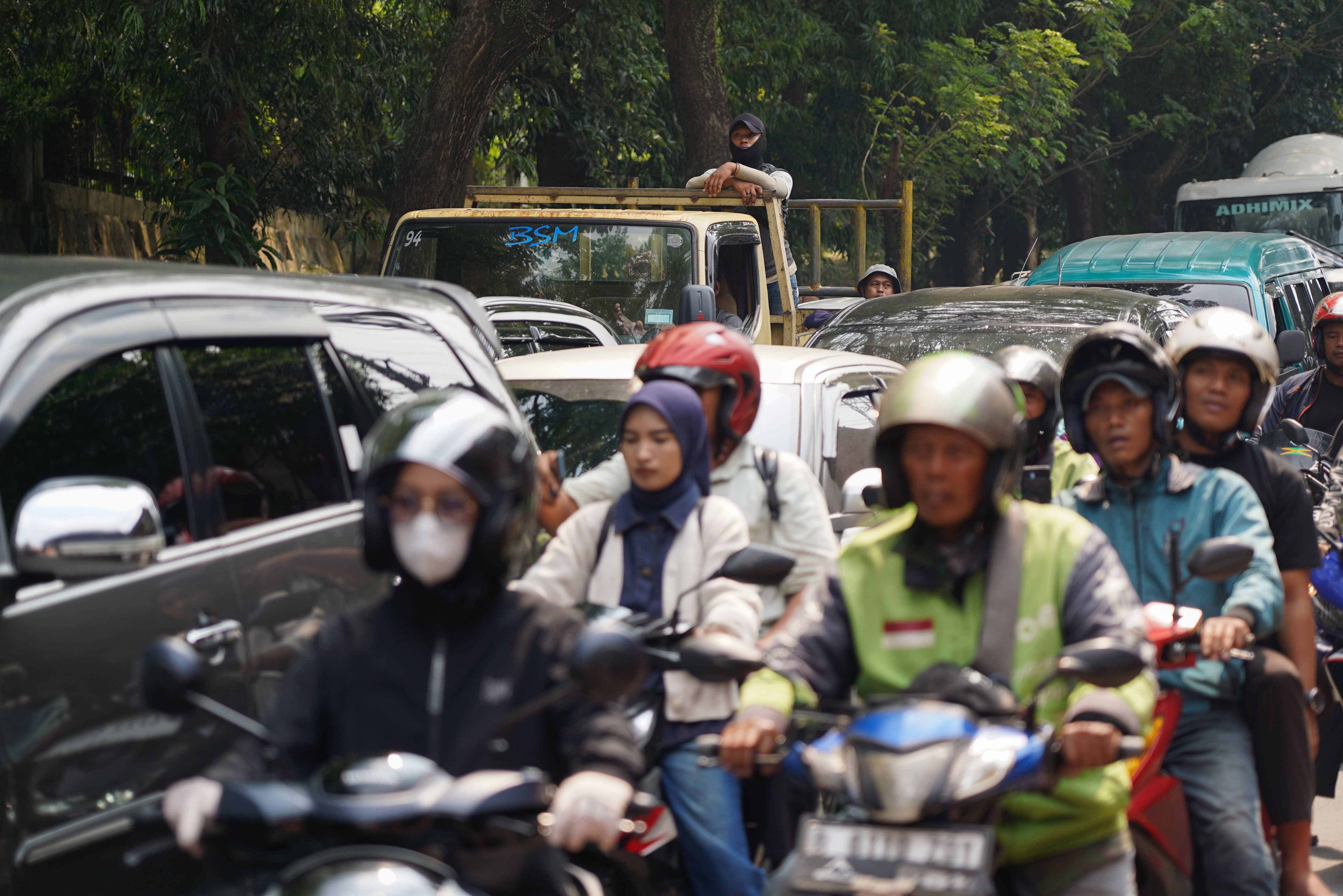 Pengendara terjebak kemacetan akibat amblasnya Jalan Raya Lenteng Agung, Jagakarsa, Jakarta Selatan, Jumat (29/5/2026). Akibat jalan tersebut amblas sedalam tiga meter dengan lebar empat meter ini membuat arus lalu lintas dari arah Jakarta menuju Depok mengalami kemacetan.