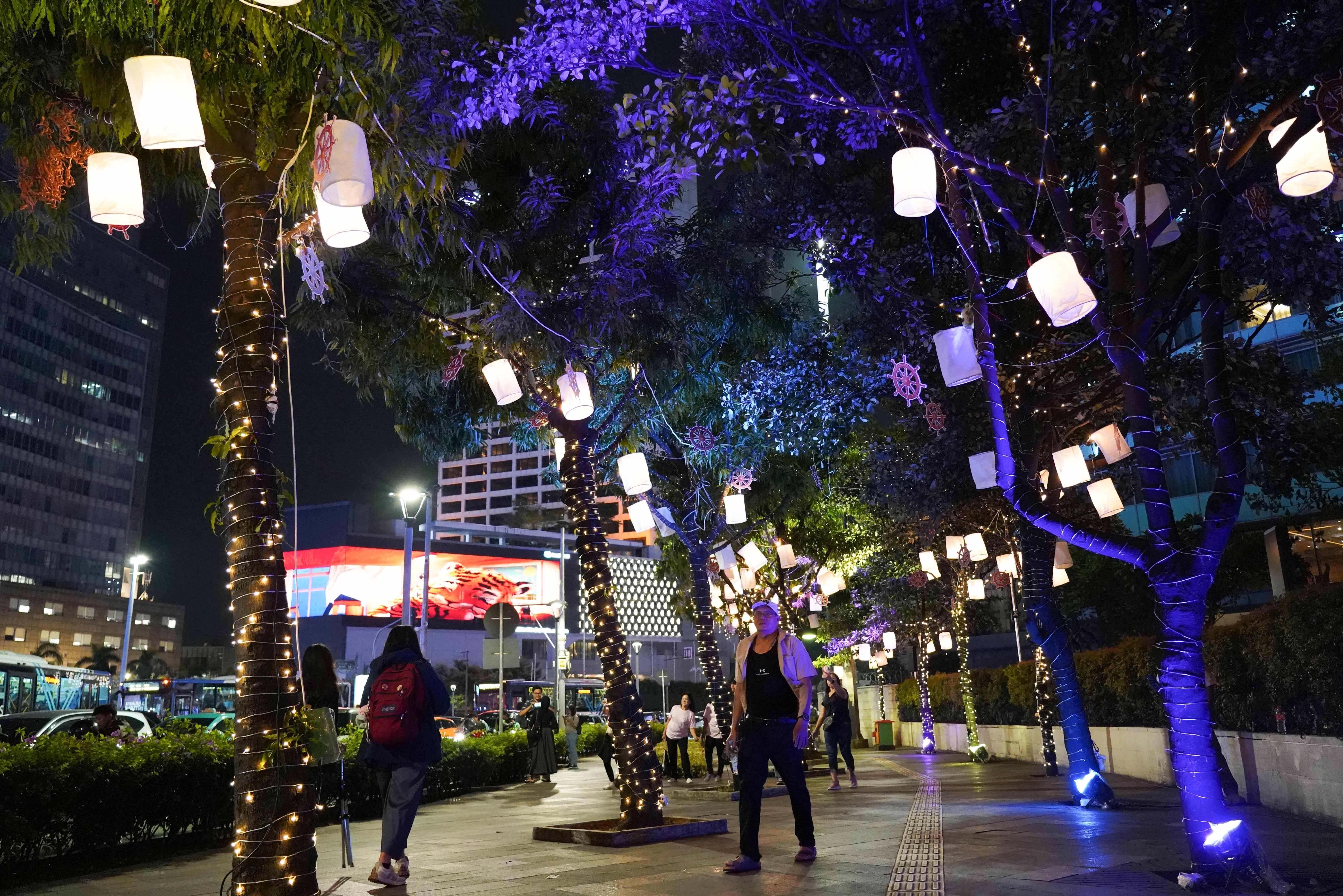 Warga melintas di dekat instalasi lampu hias dalam gelaran Illumination of Jakarta: Glow of Peace di kawasan Bundaran HI, Jakarta, Jumat (29/5/2026). Acara yang diselenggarakan Pemprov DKI Jakarta untuk menyambut Hari Raya Waisak 2570 BE ini menampilkan berbagai ornamen cahaya, pertunjukan budaya, serta doa dan renungan bersama yang mengusung pesan perdamaian dan refleksi diri, serta berlangsung hingga 1 Juni 2026.