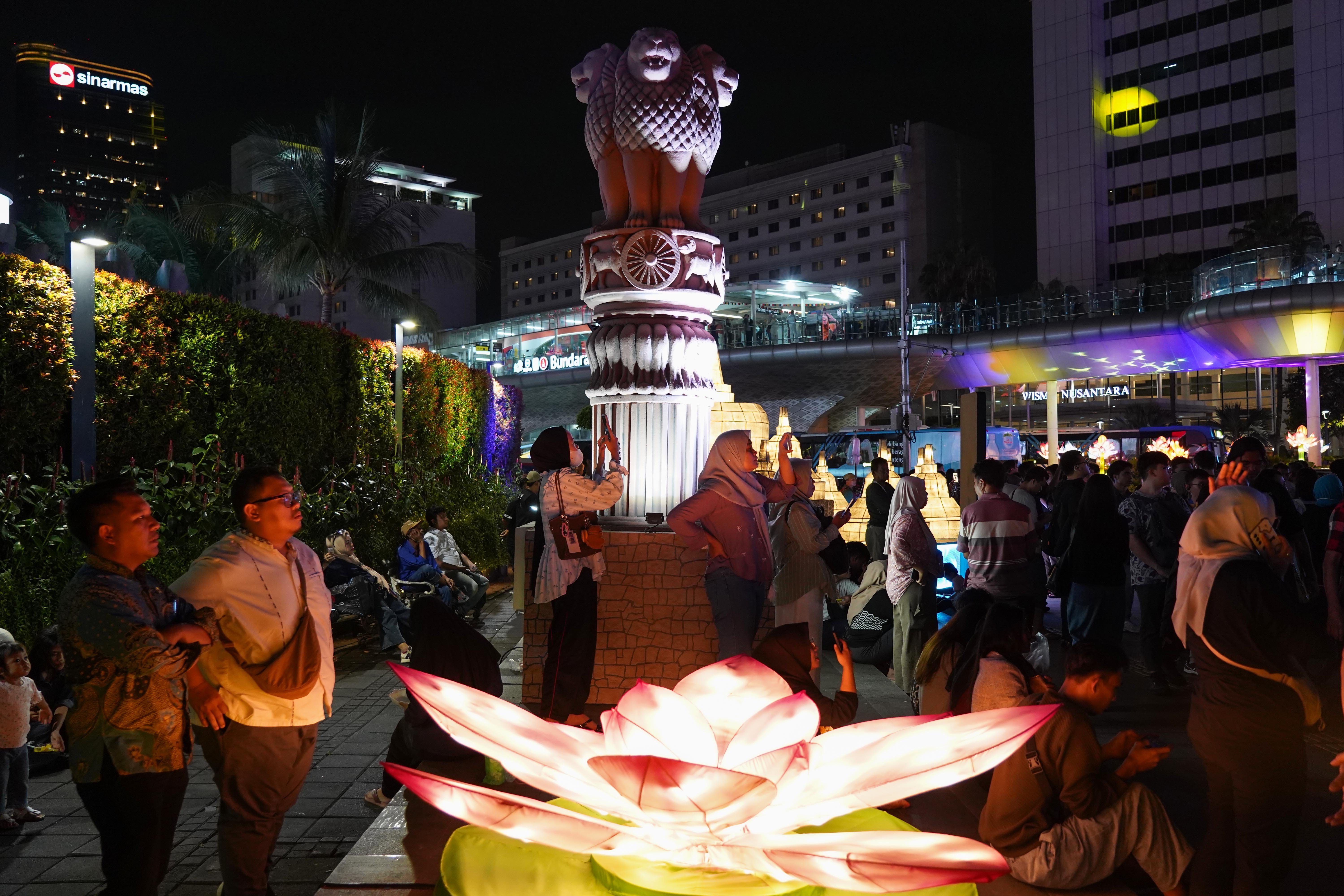 Sejumlah warga menikmati instalasi cahaya dalam gelaran Illumination of Jakarta: Glow of Peace di kawasan Bundaran HI, Jakarta, Jumat (29/5/2026). Acara yang digelar Pemprov DKI Jakarta untuk menyambut Hari Raya Waisak 2570 BE ini menghadirkan ornamen lampu hias, pertunjukan budaya, serta doa dan renungan bersama yang mengusung pesan perdamaian dan refleksi diri, serta berlangsung hingga 1 Juni 2026.