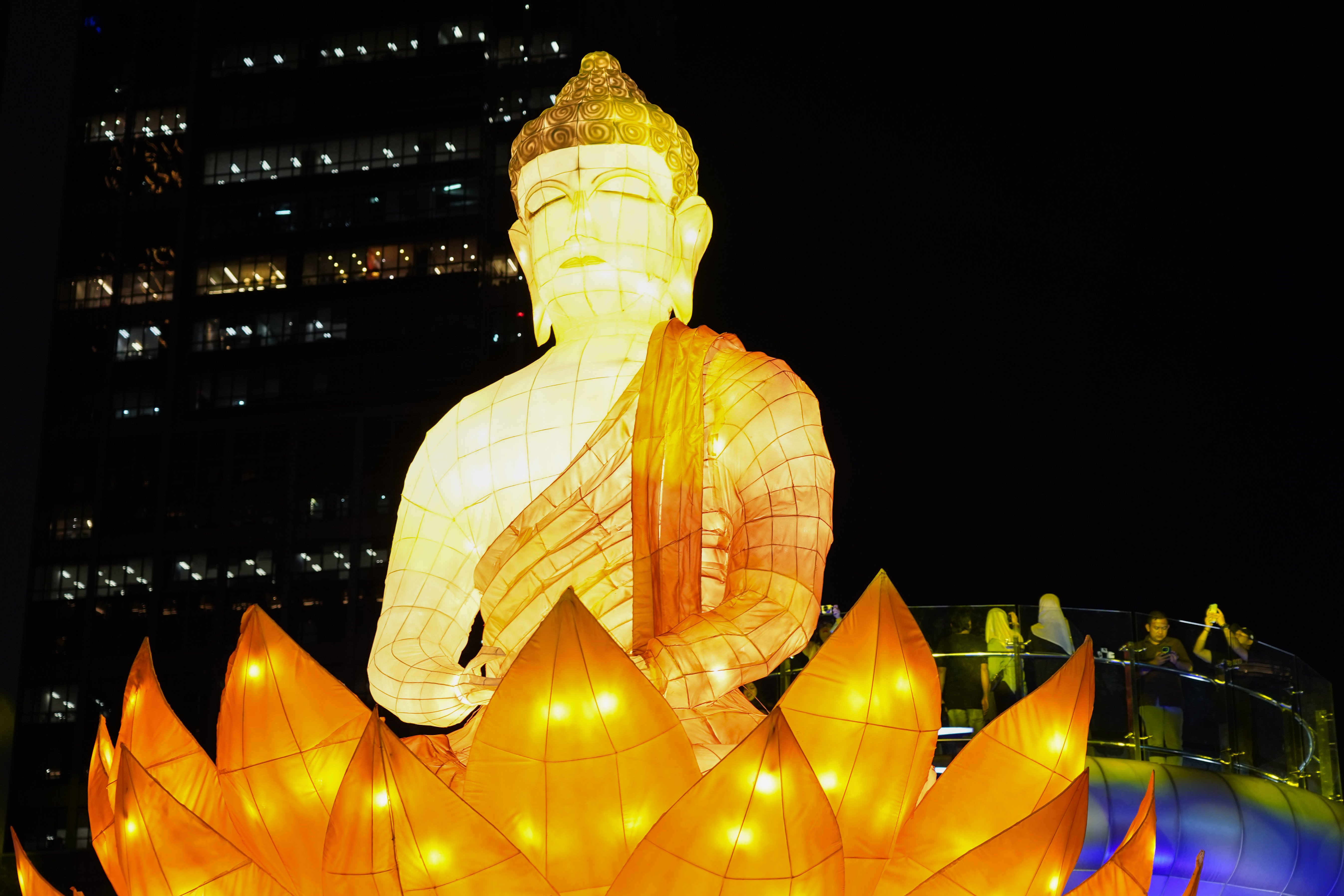 Warga memotret instalasi cahaya berbentuk rupang Buddha di tengah gelaran illumination of Jakarta: Glow of Peace di kawasan Bundaran HI, Jakarta, Jumat (29/5/2026). Acara yang digelar Pemprov DKI Jakarta untuk menyambut Hari Raya Waisak 2570 BE ini menghadirkan ornamen lampu hias, pertunjukan budaya, serta doa dan renungan bersama sebagai wujud refleksi dan pesan perdamaian, serta berlangsung hingga 1 Juni 2026.