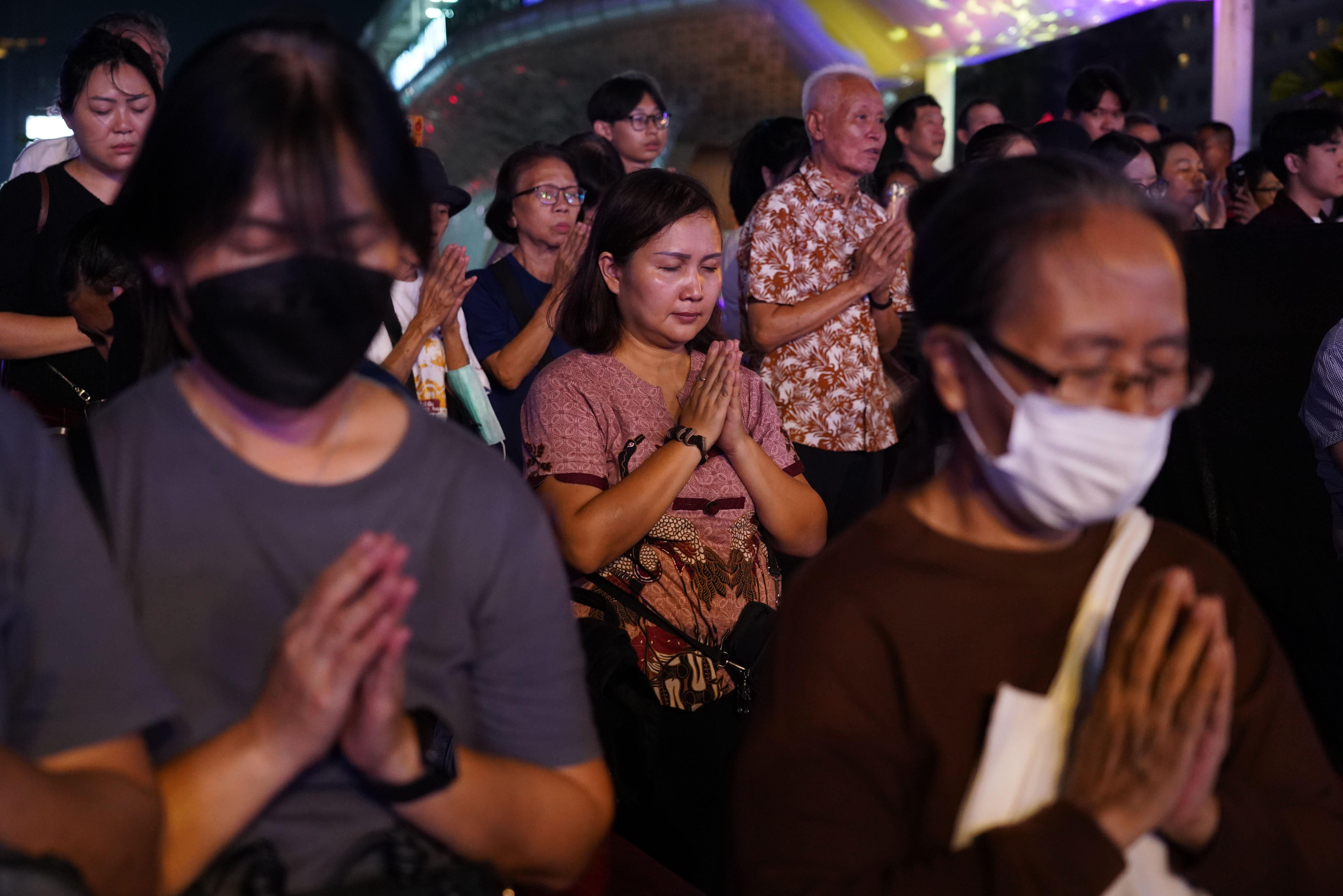 Sejumlah warga berdoa di tengah acara Illumination of Jakarta: Glow of Peace di kawasan Bundaran HI, Jakarta, Jumat (29/5/2026). Acara yang digelar Pemprov DKI Jakarta untuk menyambut Hari Raya Waisak 2570 BE ini menghadirkan ornamen lampu hias, pertunjukan budaya, serta doa dan renungan bersama sebagai wujud refleksi dan pesan perdamaian, serta berlangsung hingga 1 Juni 2026.
