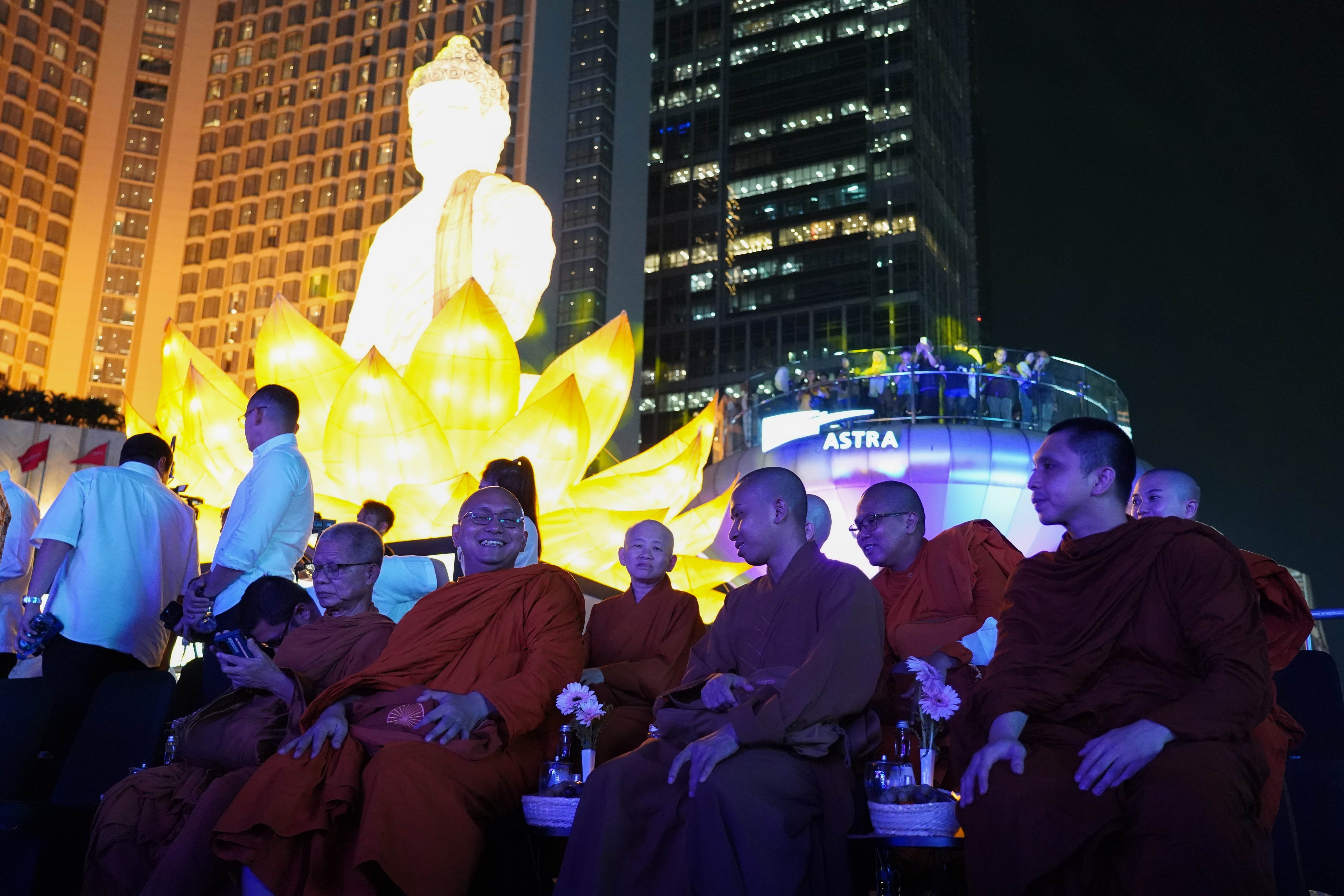Sejumlah biksu menghadiri Illumination of Jakarta: Glow of Peace di kawasan Bundaran HI, Jakarta, Jumat (29/5/2026). Acara yang digelar Pemprov DKI Jakarta untuk menyambut Hari Raya Waisak 2570 BE ini menghadirkan ornamen lampu hias, pertunjukan budaya, serta doa dan renungan bersama sebagai wujud refleksi dan pesan perdamaian, serta berlangsung hingga 1 Juni 2026.