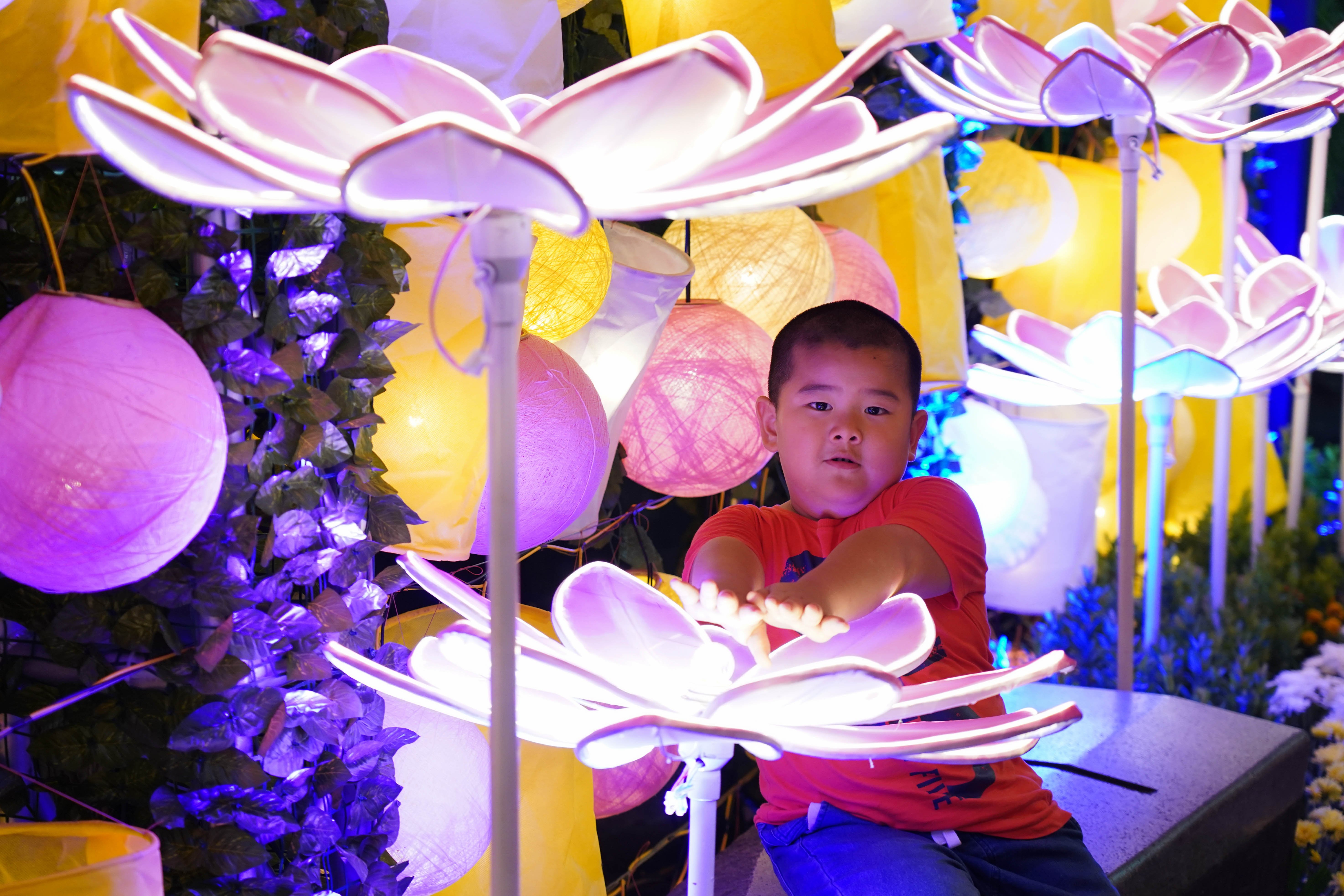 Seorang anak bermain di antara instalasi cahaya dalam gelaran Illumination of Jakarta: Glow of Peace di kawasan Bundaran HI, Jakarta, Jumat (29/5/2026). Acara yang digelar Pemprov DKI Jakarta untuk menyambut Hari Raya Waisak 2570 BE ini menghadirkan ornamen lampu hias, pertunjukan budaya, serta doa dan renungan bersama sebagai wujud refleksi dan pesan perdamaian, serta berlangsung hingga 1 Juni 2026.
