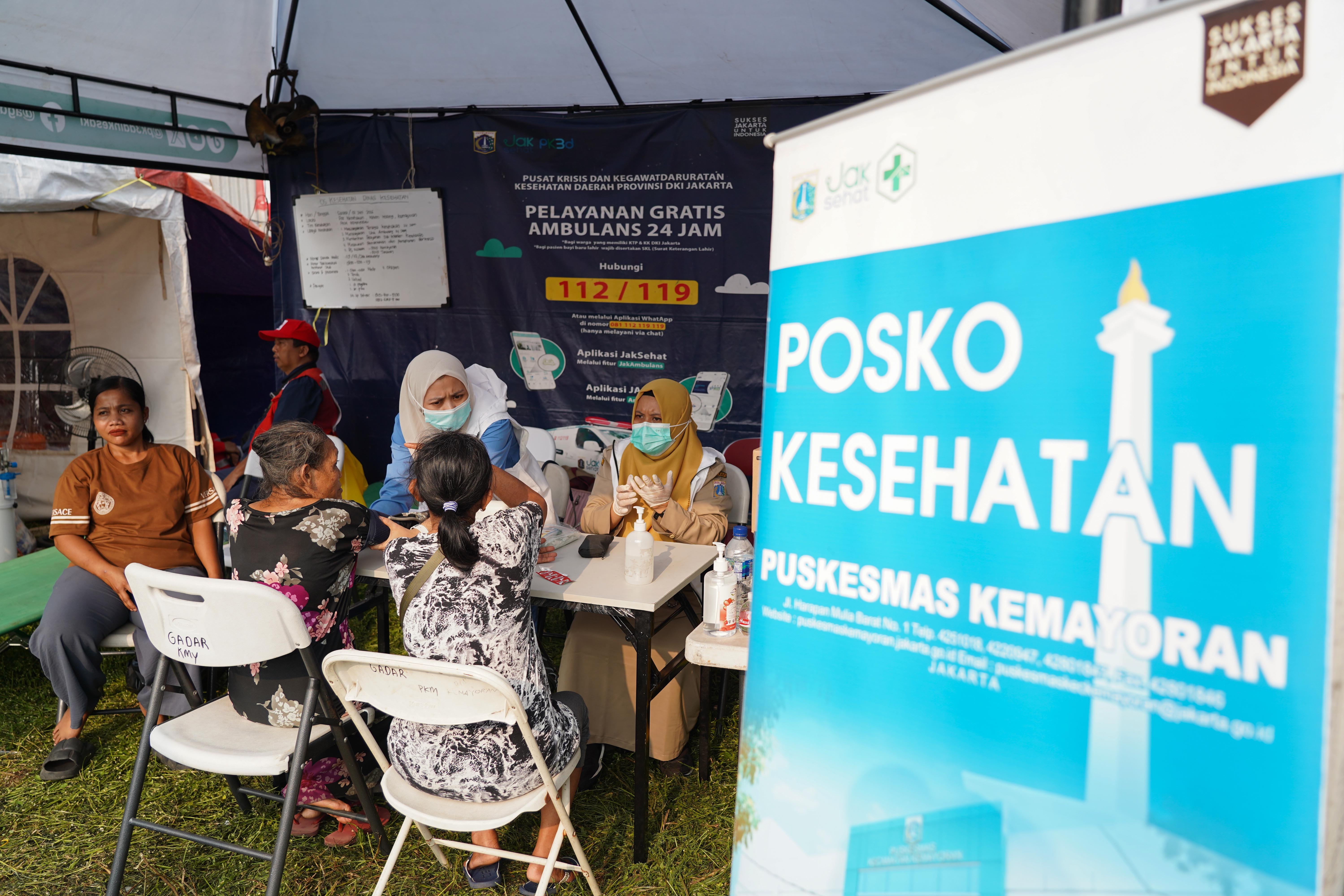 Petugas mengecek kondisi kesehatan warga korban kebakaran di lokasi pengungsian, kawasan Kebon Kosong, Kemayoran, Jakarta, Selasa (2/6/2026). Badan Penanggulangan Bencana Daerah (BPBD) DKI Jakarta mencatat sebanyak 674 warga dari 354 kepala keluarga (KK) terdampak dalam kebakaran yang terjadi pada Senin (1/6) malam.