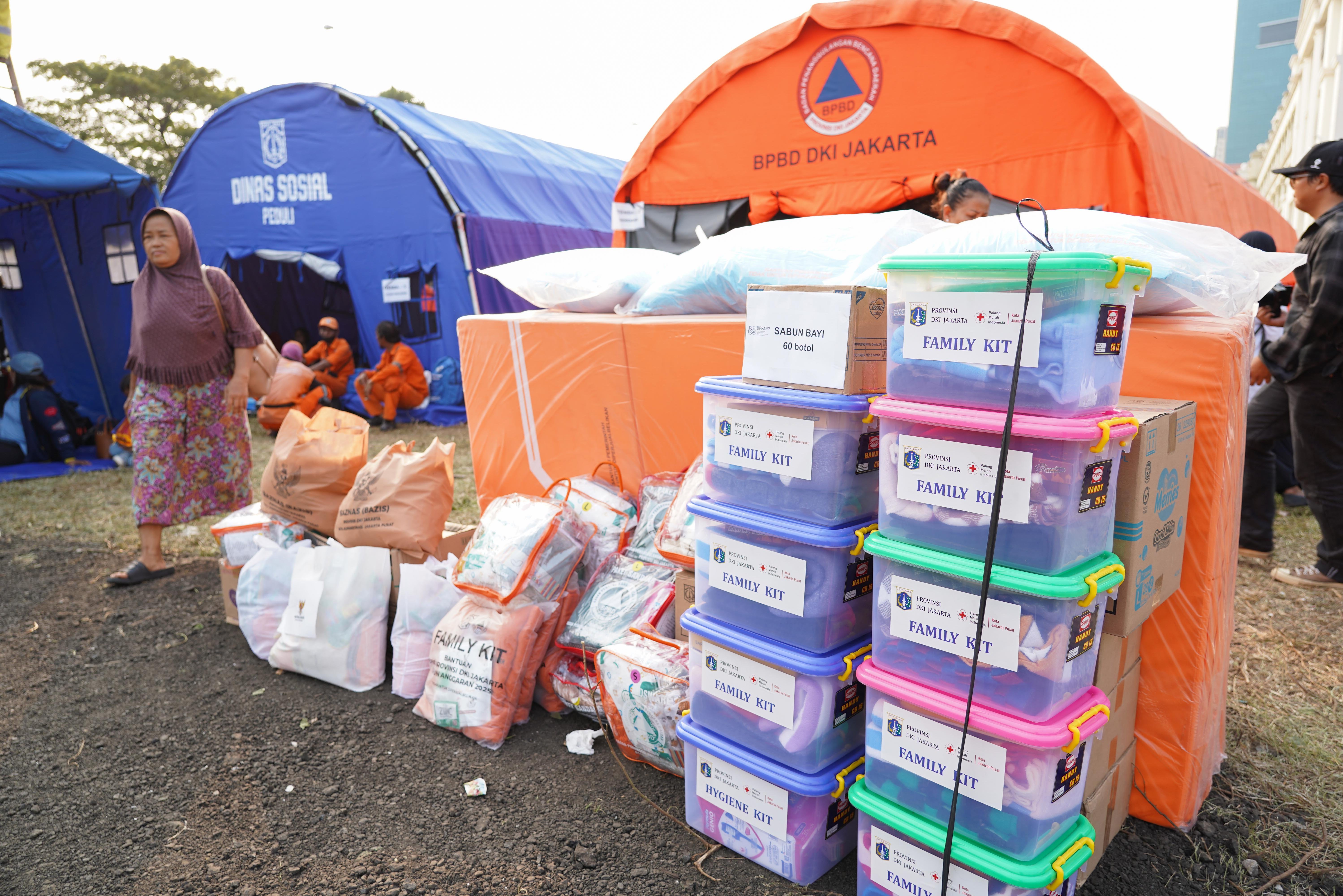 Warga korban kebakaran berjalan di dekat bantuan logistik yang berada di lokasi pengungsian, kawasan Kebon Kosong, Kemayoran, Jakarta, Selasa (2/6/2026). Badan Penanggulangan Bencana Daerah (BPBD) DKI Jakarta mencatat sebanyak 674 warga dari 354 kepala keluarga (KK) terdampak dalam kebakaran yang terjadi pada Senin (1/6) malam.